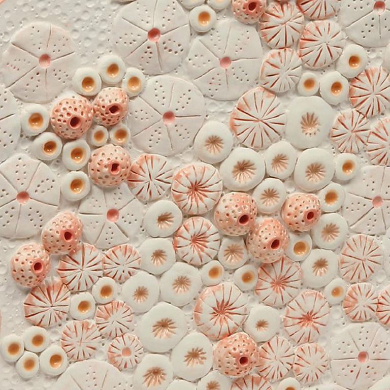 Escultura de cerámica inspirada en el coral de Jane B. Grimm, que comenzó su carrera artística en la década de 1960, cuando sus joyas escultóricas de forma libre irrumpieron en las escenas del Pop Art y la moda de Nueva York. Sus diseños hablaron a