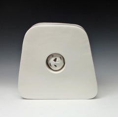 Nussbaum VI - Keramikskulptur minimalistische Op-Art, sauberes, ruhiges Weiß