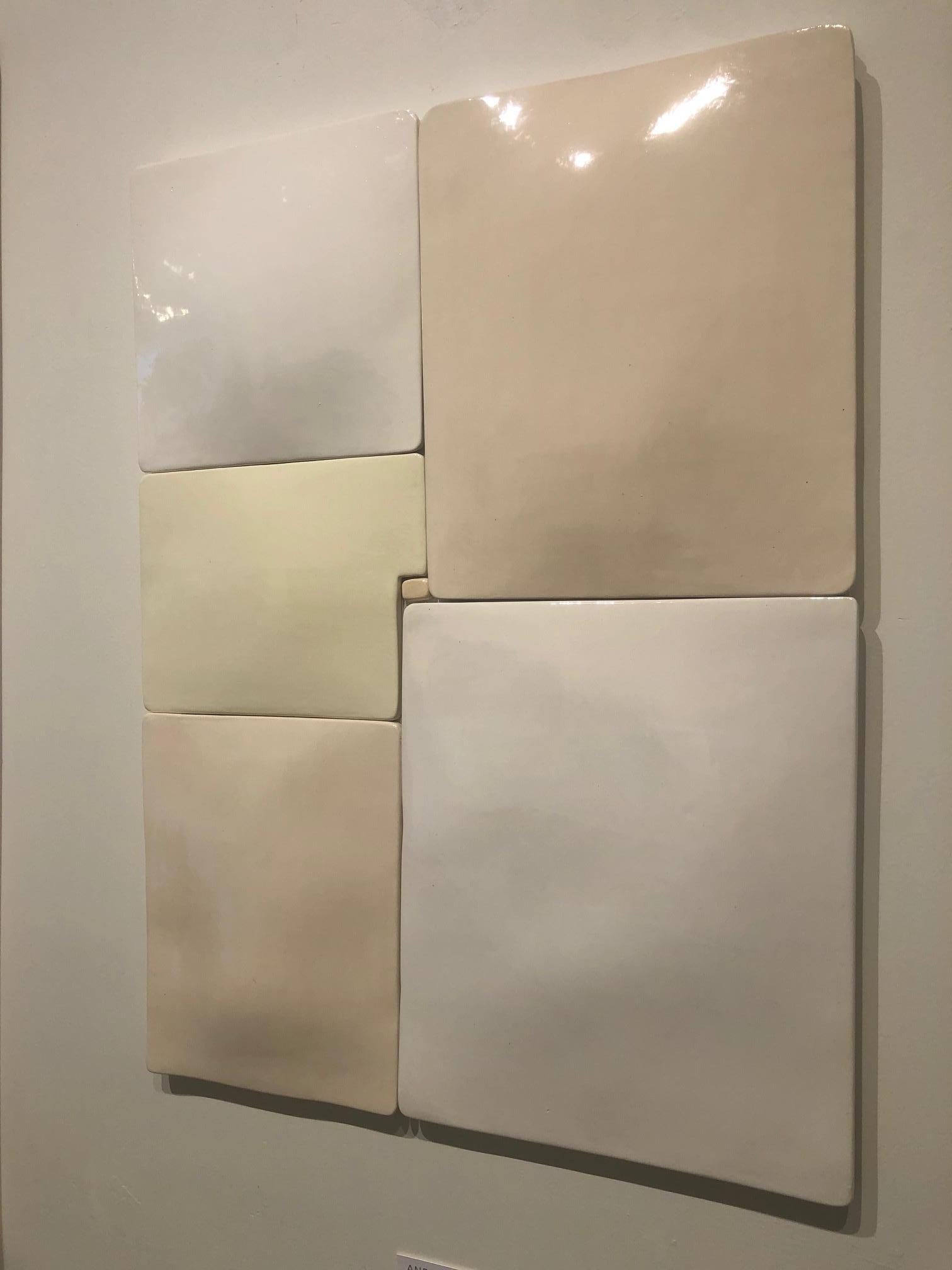 Mondrian III / minimalistische Wandskulptur aus Keramik - Creme, Weiß, neutral – Sculpture von Jane B. Grimm