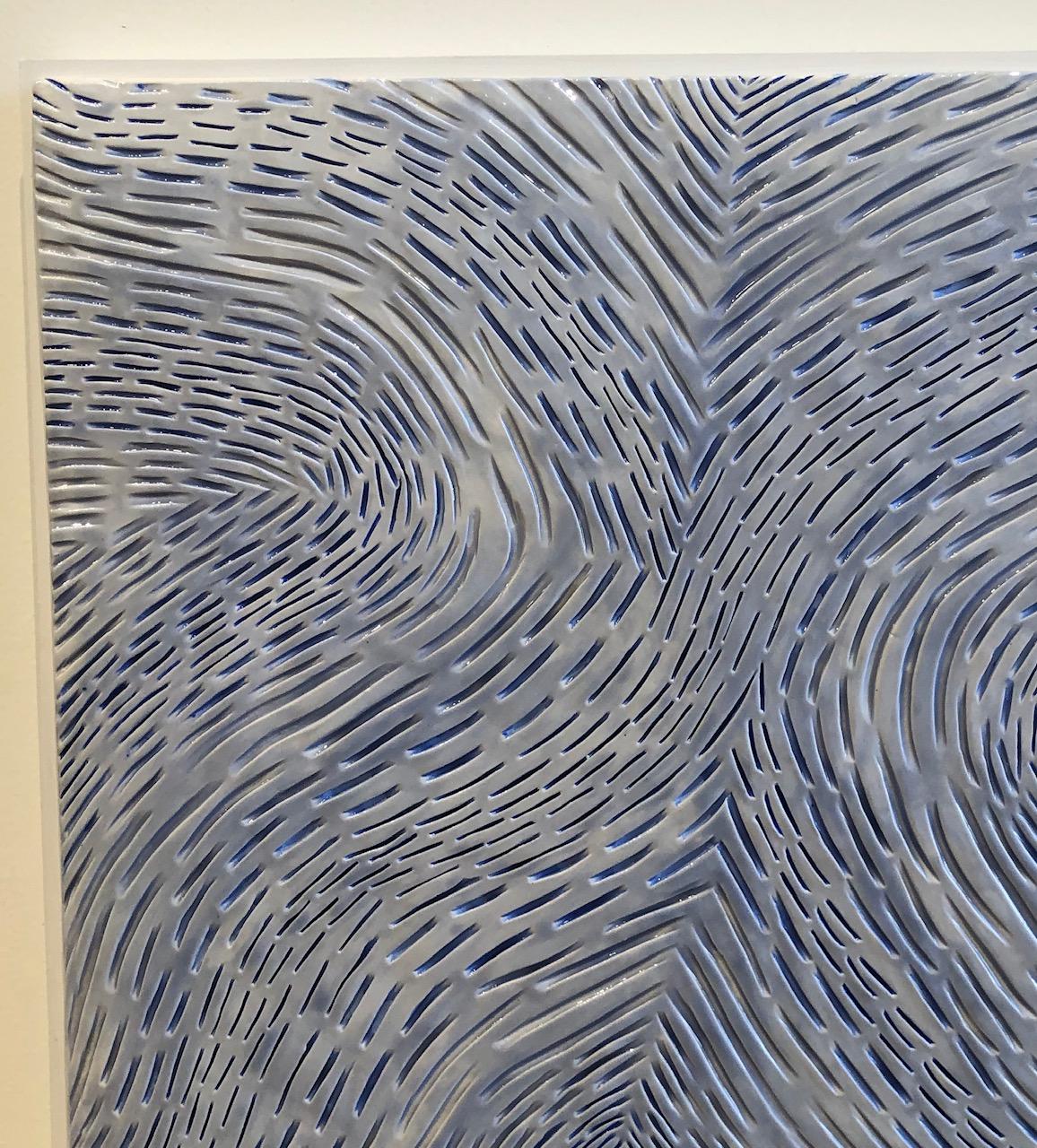 Op Art Redux II / Keramik-Wandskulptur - blau, weiß, 3D  (Abstrakt), Mixed Media Art, von Jane B. Grimm