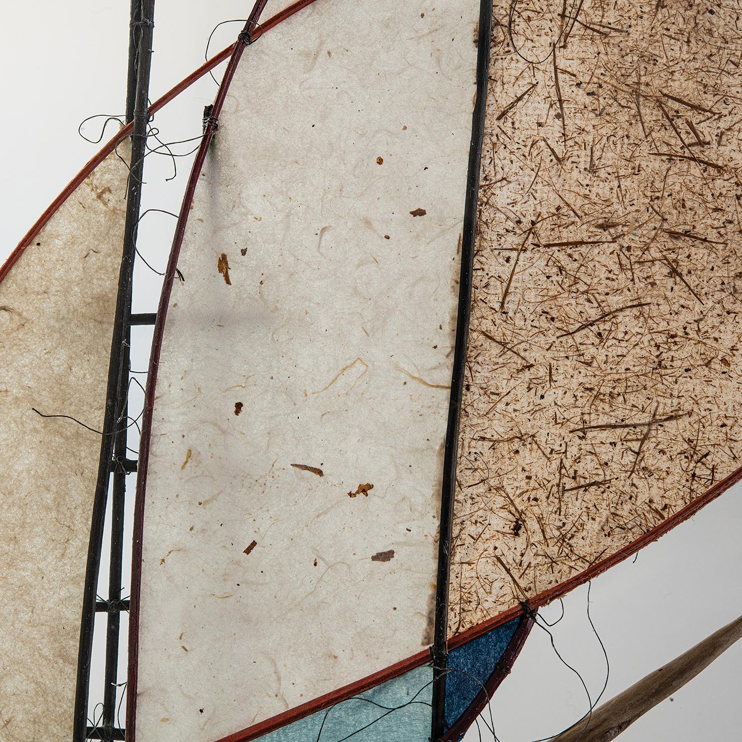 Paper Sculpture III (2020) fait partie d'une série d'objets abstraits en forme de bateau de la sculptrice danoise Jane Balsgaard. La construction minimaliste se compose de bambou, de piassava, de saule, de fil de pêche, de papier japonais et de