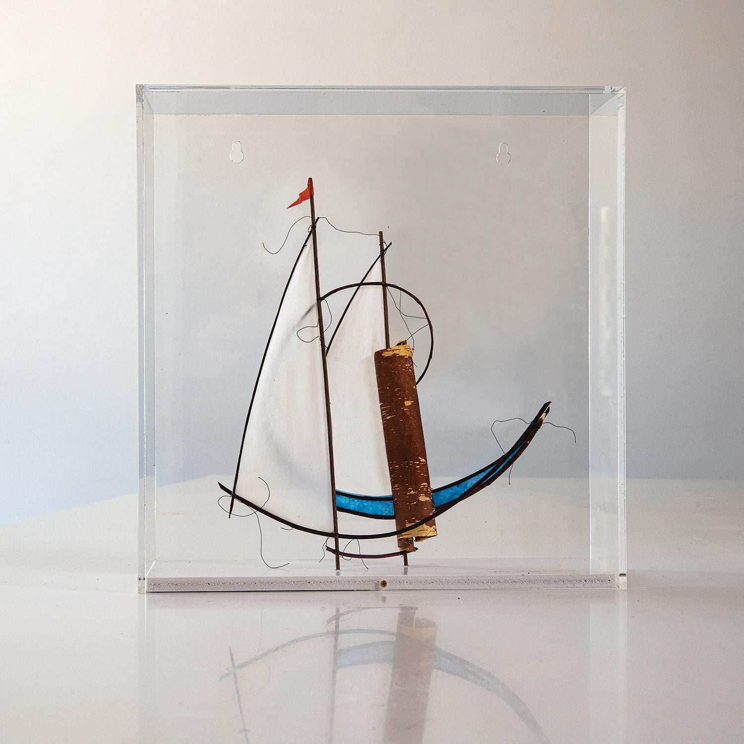 Paper Sculpture IV (2020) fait partie d'une série d'objets abstraits ressemblant à des bateaux, réalisés par la sculptrice danoise Jane Balsgaard. La construction minimaliste se compose de bambou, de piassava, de saule, de fil de pêche, de papier