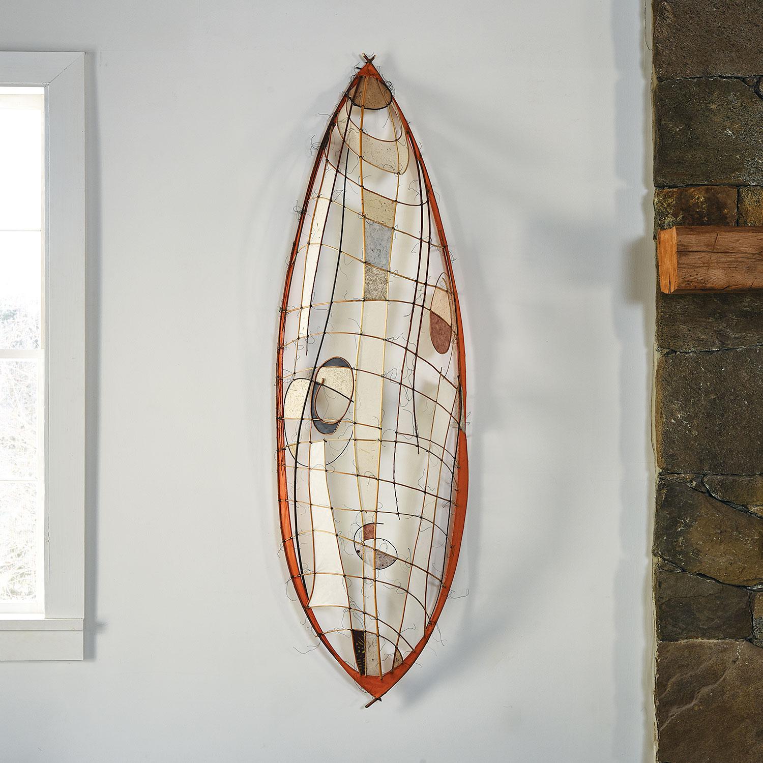 Cette sculpture murale abstraite en forme de bateau, réalisée par l'artiste danoise Jane Balsgaard, est composée de fer, de bambou, de saule, de fil de pêche et de papier végétal fait à la main. 

Balsgaard est souvent connue pour son utilisation