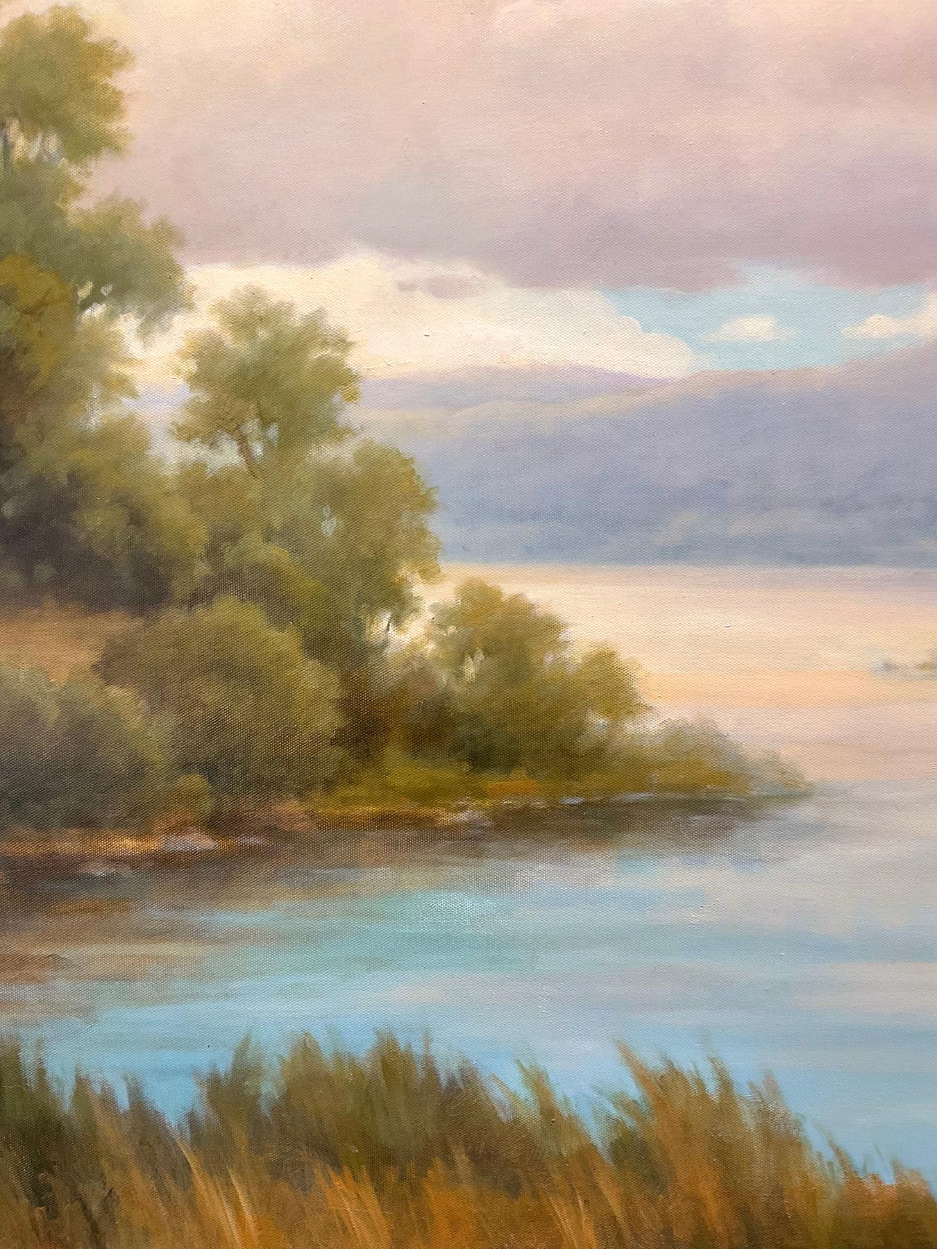 Modern Luminist, Hudson River School peinture de paysage sur toile d'un ruisseau et d'une rivière se rencontrant au détour d'une forêt avec des montagnes au loin.
