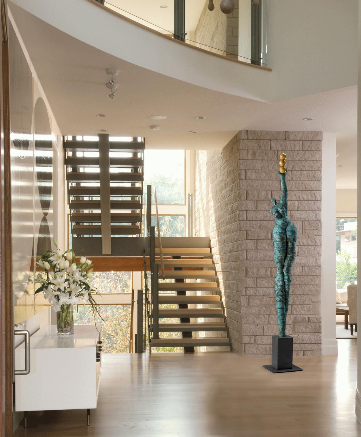 Jane Burton. Sculpture originale figurative surdimensionnée en céramique bleue « On Point ». 1