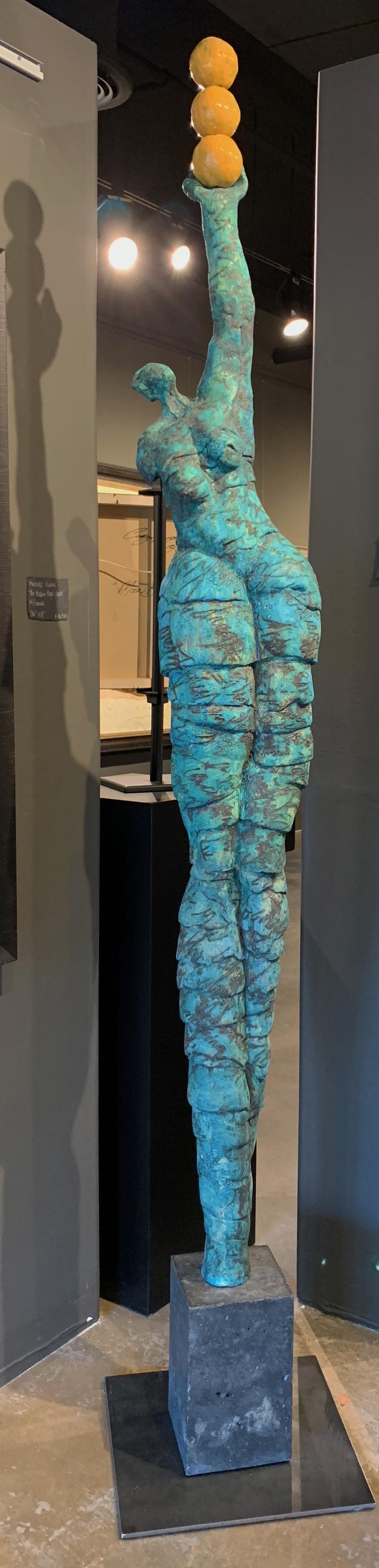 Jane Burton. Sculpture originale figurative surdimensionnée en céramique bleue « On Point ». 3