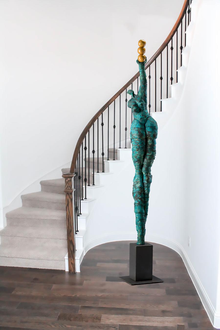 Jane Burton. Sculpture originale figurative surdimensionnée en céramique bleue « On Point ». 4