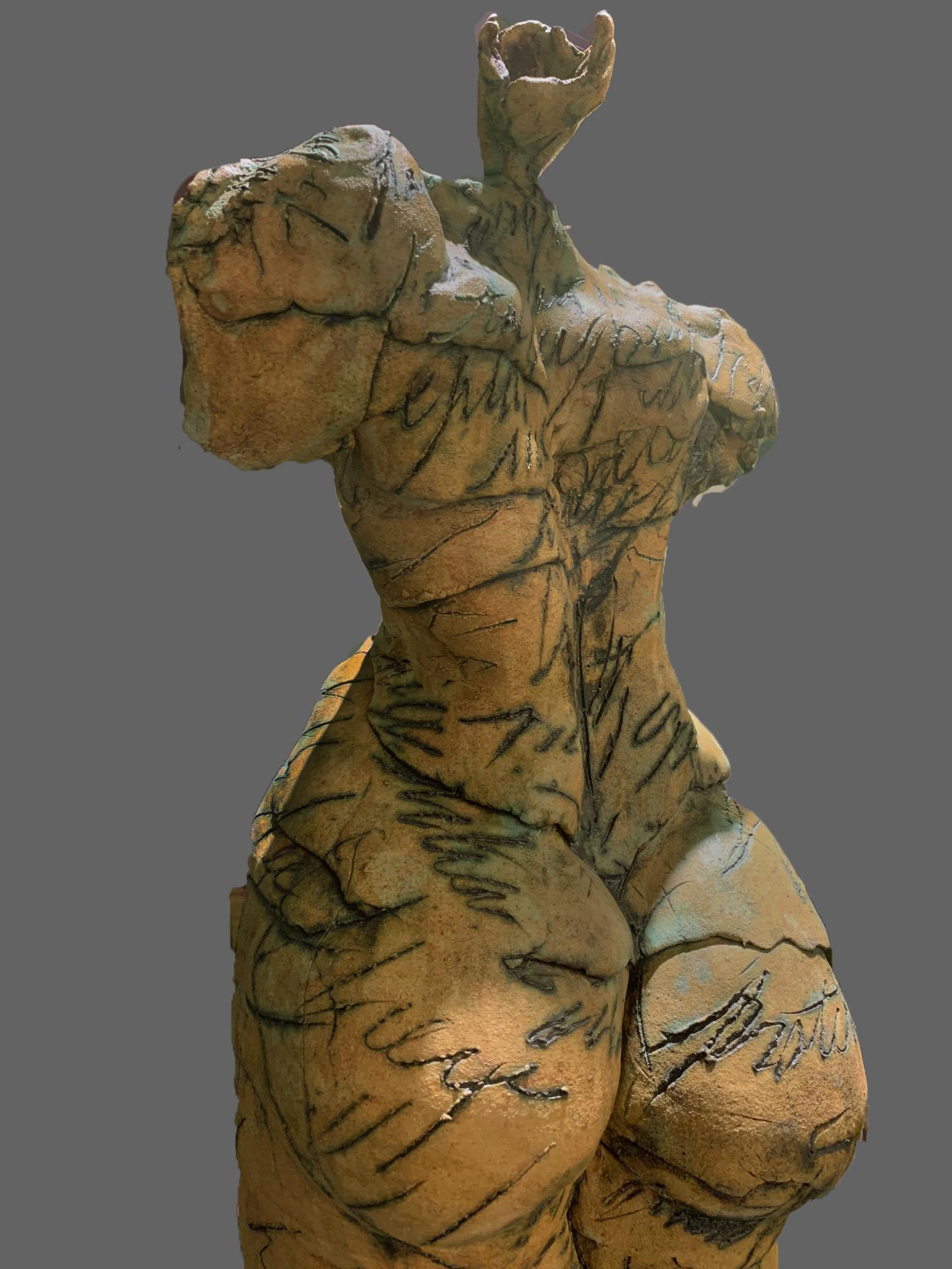 Originale figurative Originalskulptur von Jane Burton. Dieses einzigartige Stück eignet sich gut für eine zeitgenössische/moderne Inneneinrichtung. Aus der Nähe betrachtet kann man die handgeschriebene Schrift erkennen:: die in die grüne/goldene