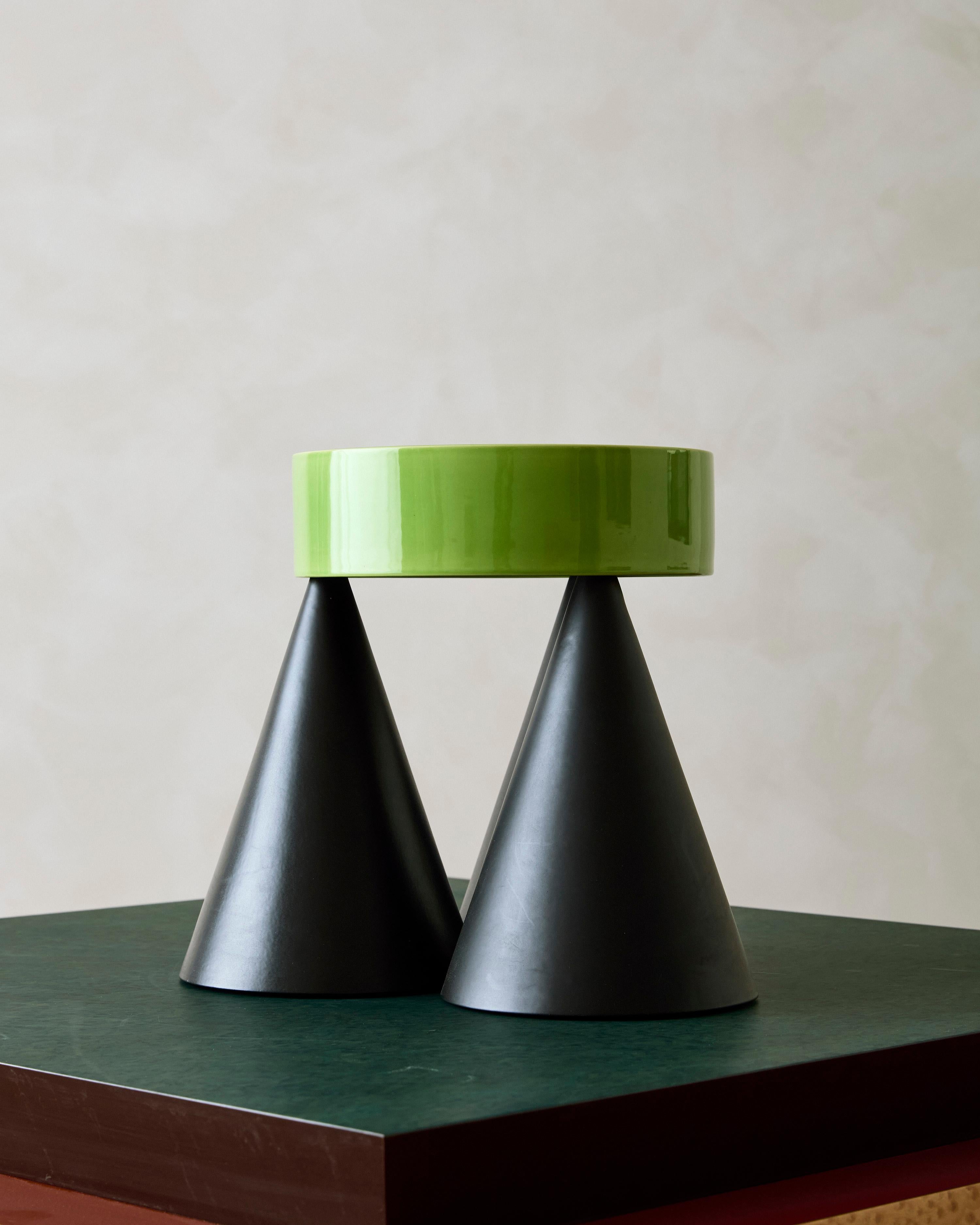 Centrotavola Jane di Ettore Sottsass, realizzato in gres smaltato. Firmato e numerato, 55/100. Adesivo dell'editore 'COR Unum'.