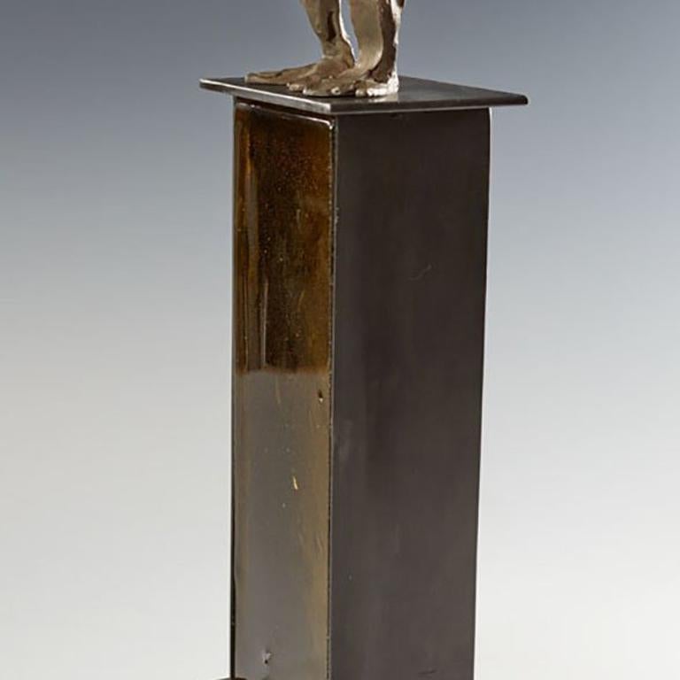 Escultura de una figura en equilibrio sobre las manos con las piernas flexionadas en el aire. 
Ed. 4/17