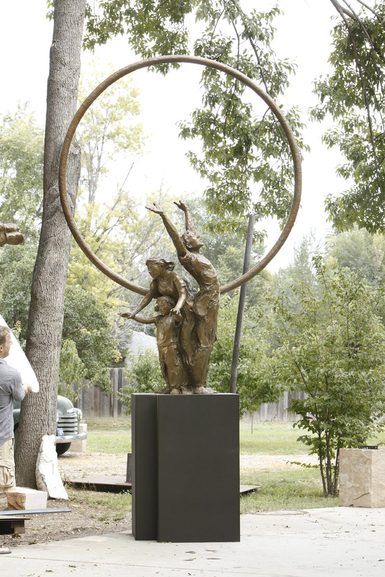 Jane DeDecker Figurative Sculpture – Dawn, 9,5 Fuß hohe, mehrfigurige Bronze