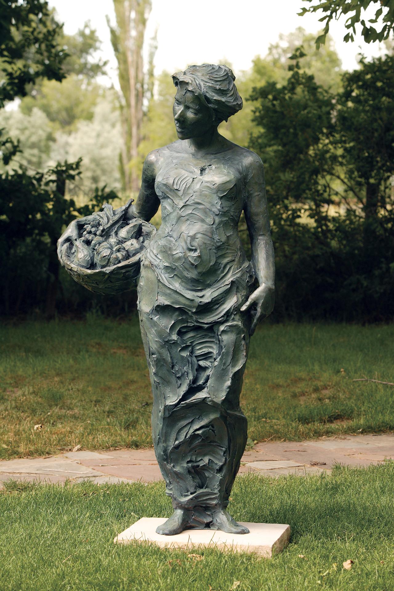Erde, 72 Zoll hohe Bronze – Sculpture von Jane DeDecker