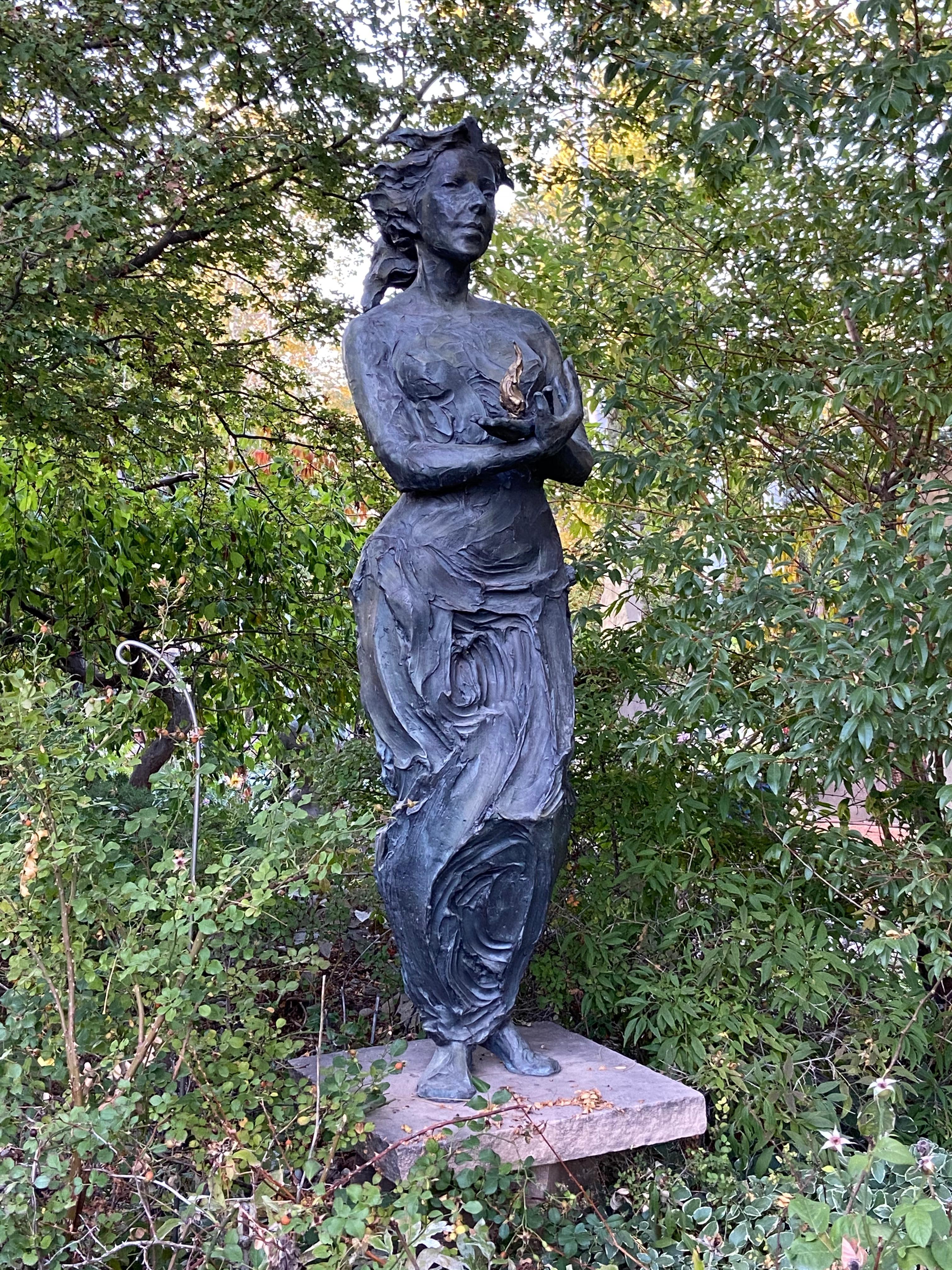 Jane DeDecker Figurative Sculpture – Feuer, 72 Zoll hohe Bronze