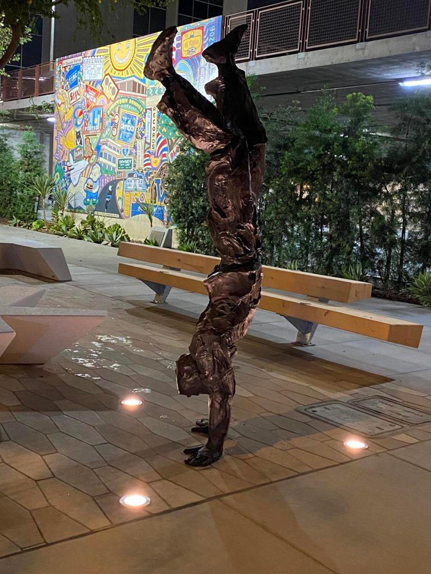 Aus einer anderen Perspektive, 8 Fuß hohe Bronze – Sculpture von Jane DeDecker