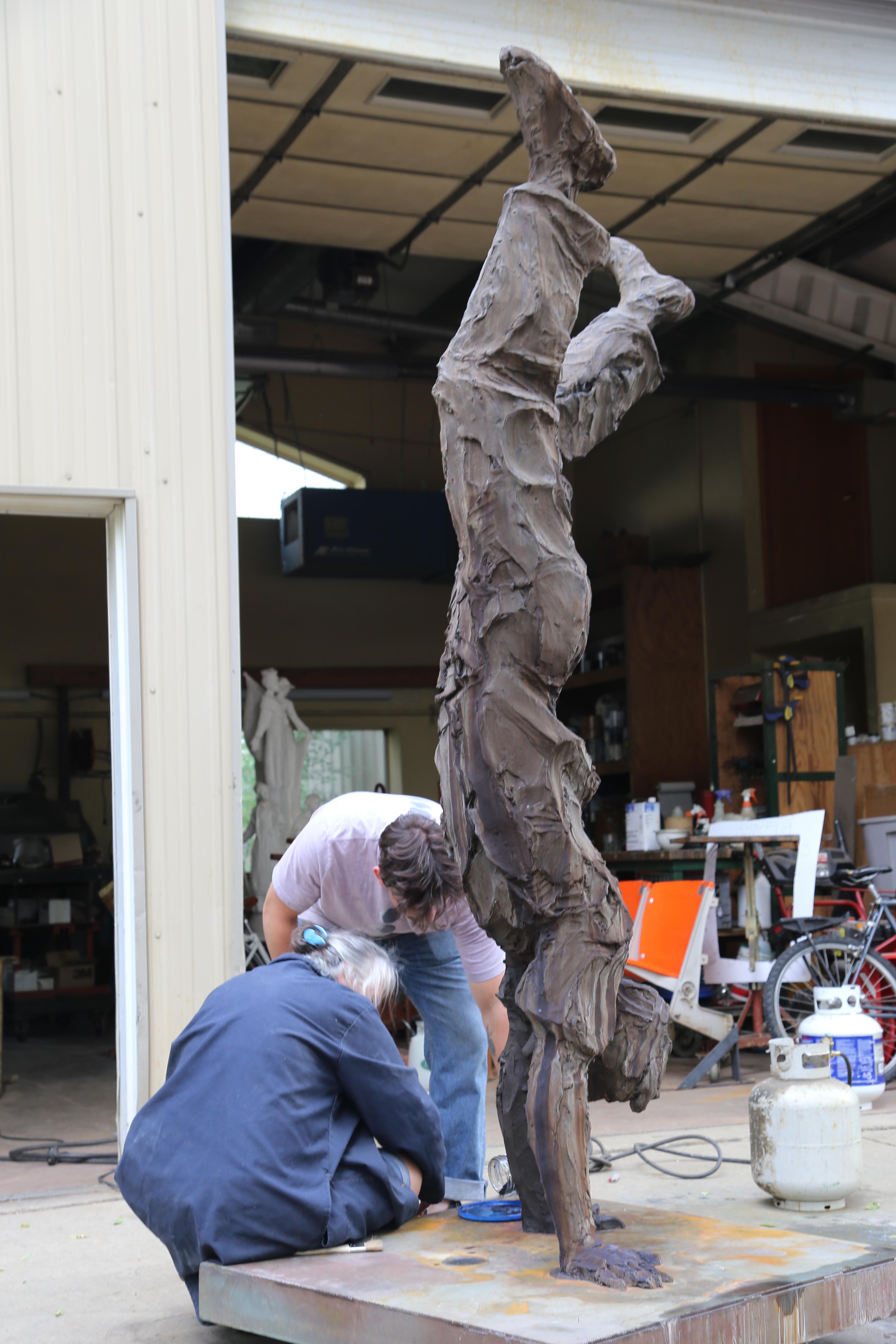 Aus einer anderen Perspektive, 8 Fuß hohe Bronze (Expressionismus), Sculpture, von Jane DeDecker