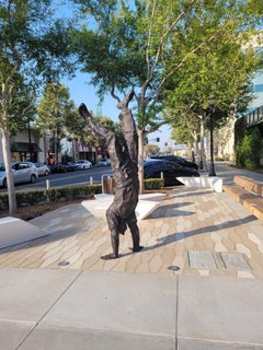 Da una prospettiva diversa, bronzo di 8 piedi di altezza