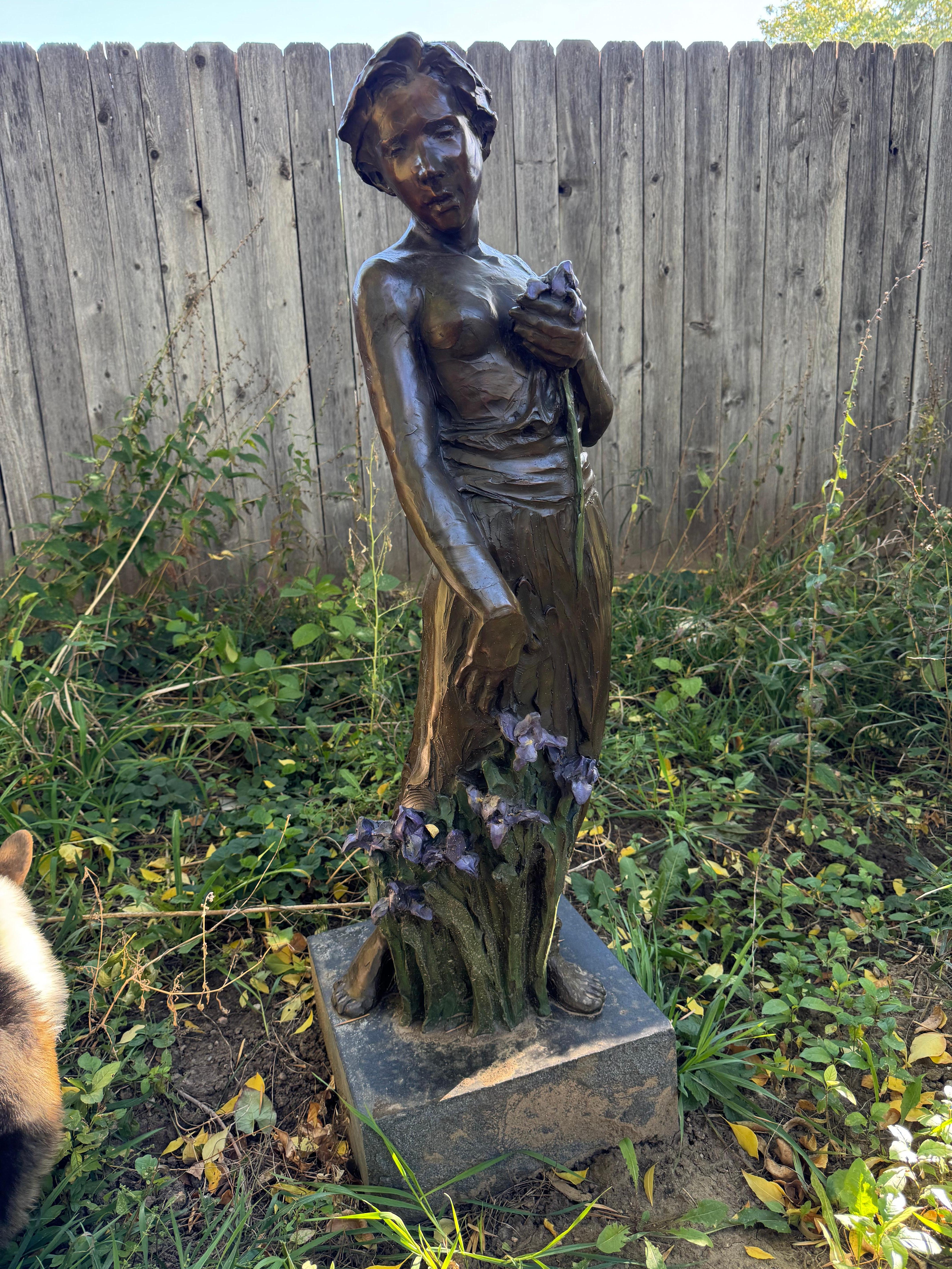 Figurative Sculpture de Jane DeDecker - Iris