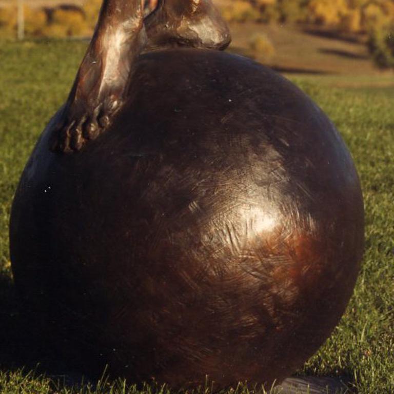 Den Ball am Rollen halten (Realismus), Sculpture, von Jane DeDecker
