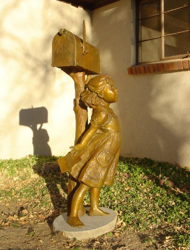Jane DeDecker Figurative Sculpture – Briefe mit Liebesbriefen