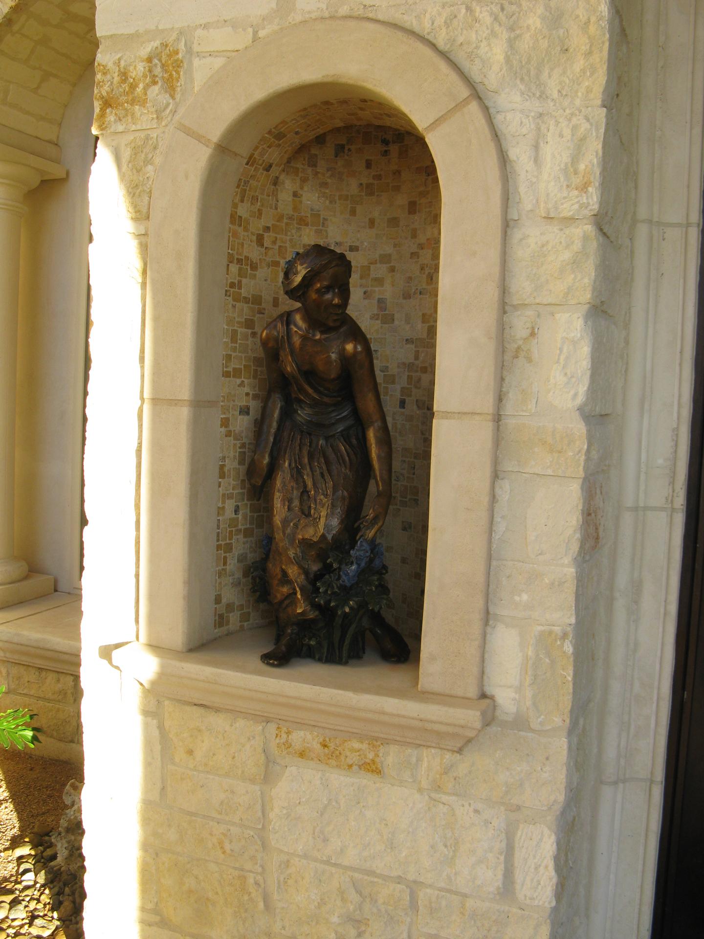 Lupino de Jane DeDecker 
Figura de bronce fundido ©2010  ed/17 37x15x12