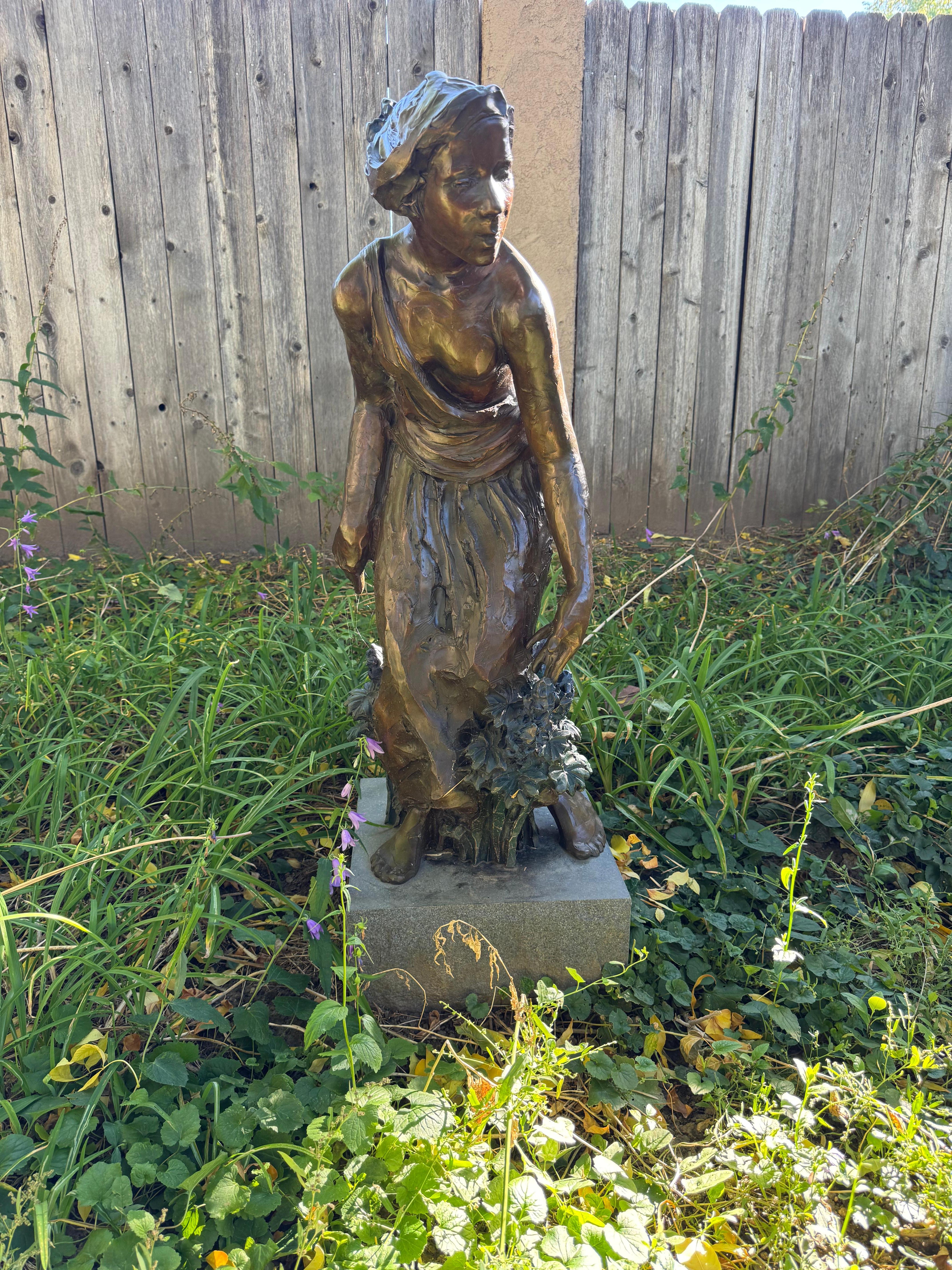 Figurative Sculpture de Jane DeDecker - Lupino