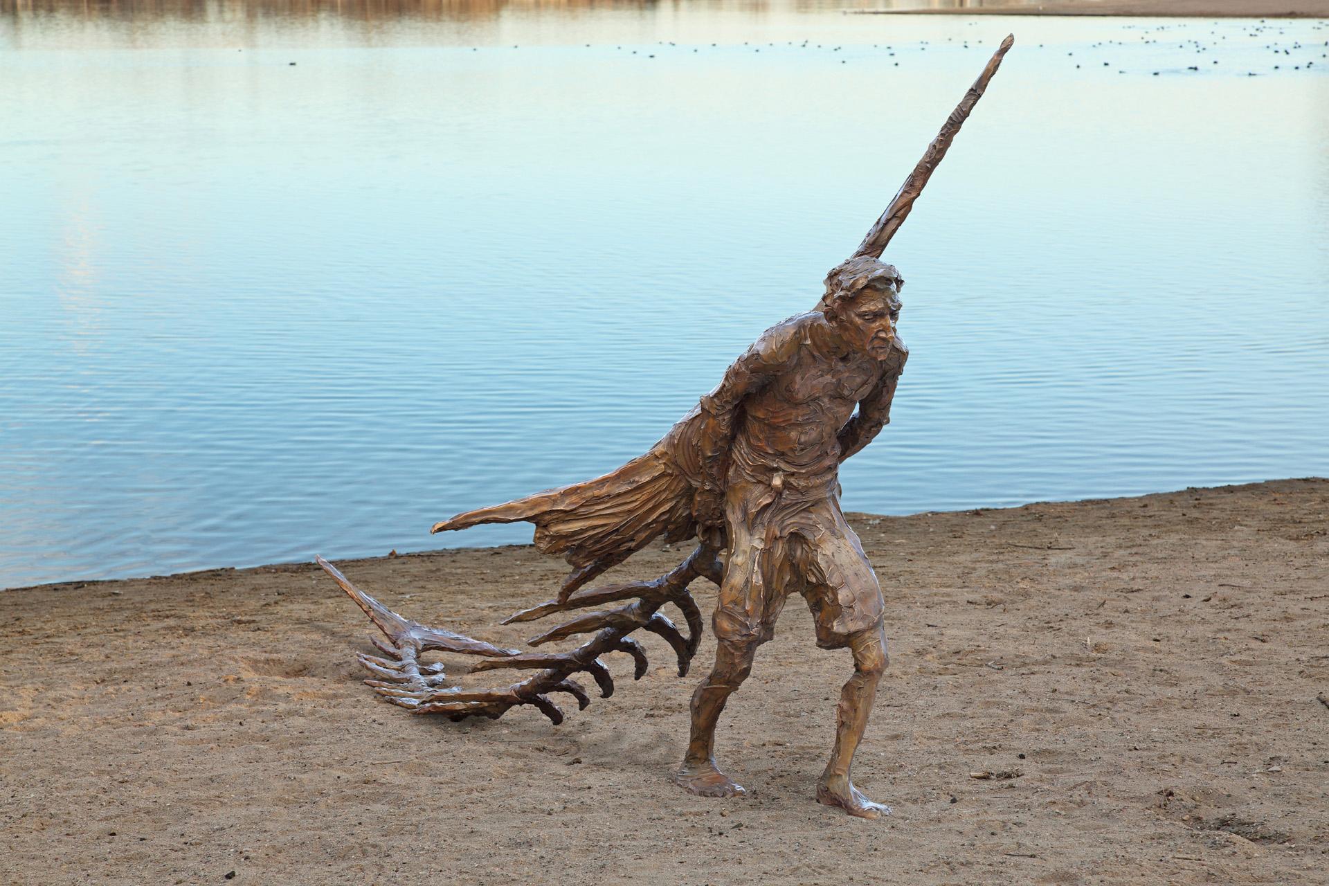Figurative Sculpture Jane DeDecker - Le vieil homme et la mer 54" haut Aluminium moulé