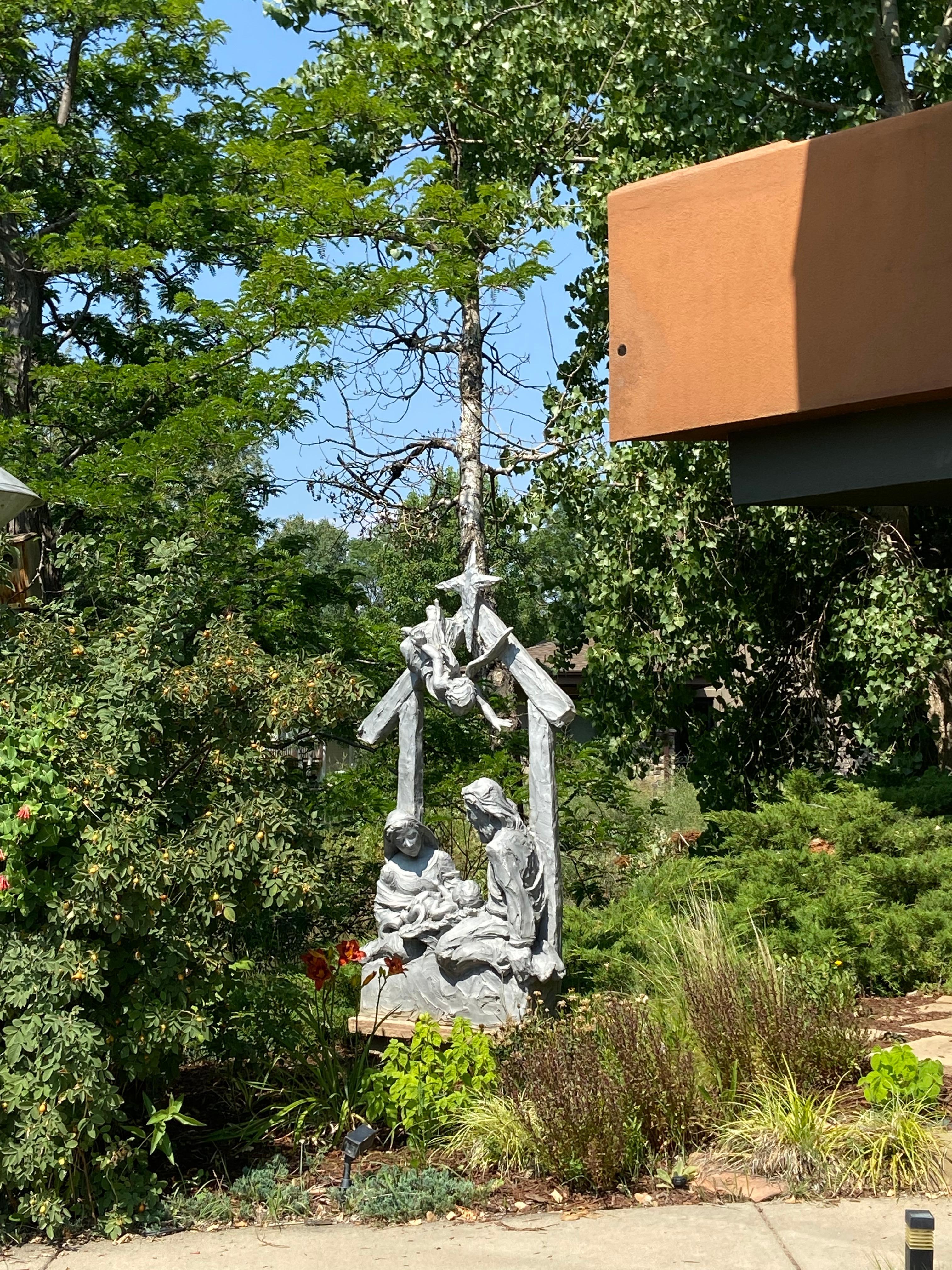 Il Presente (Presepe) alto 90 pollici in alluminio fuso - Figurative Sculpture Nero di Jane DeDecker