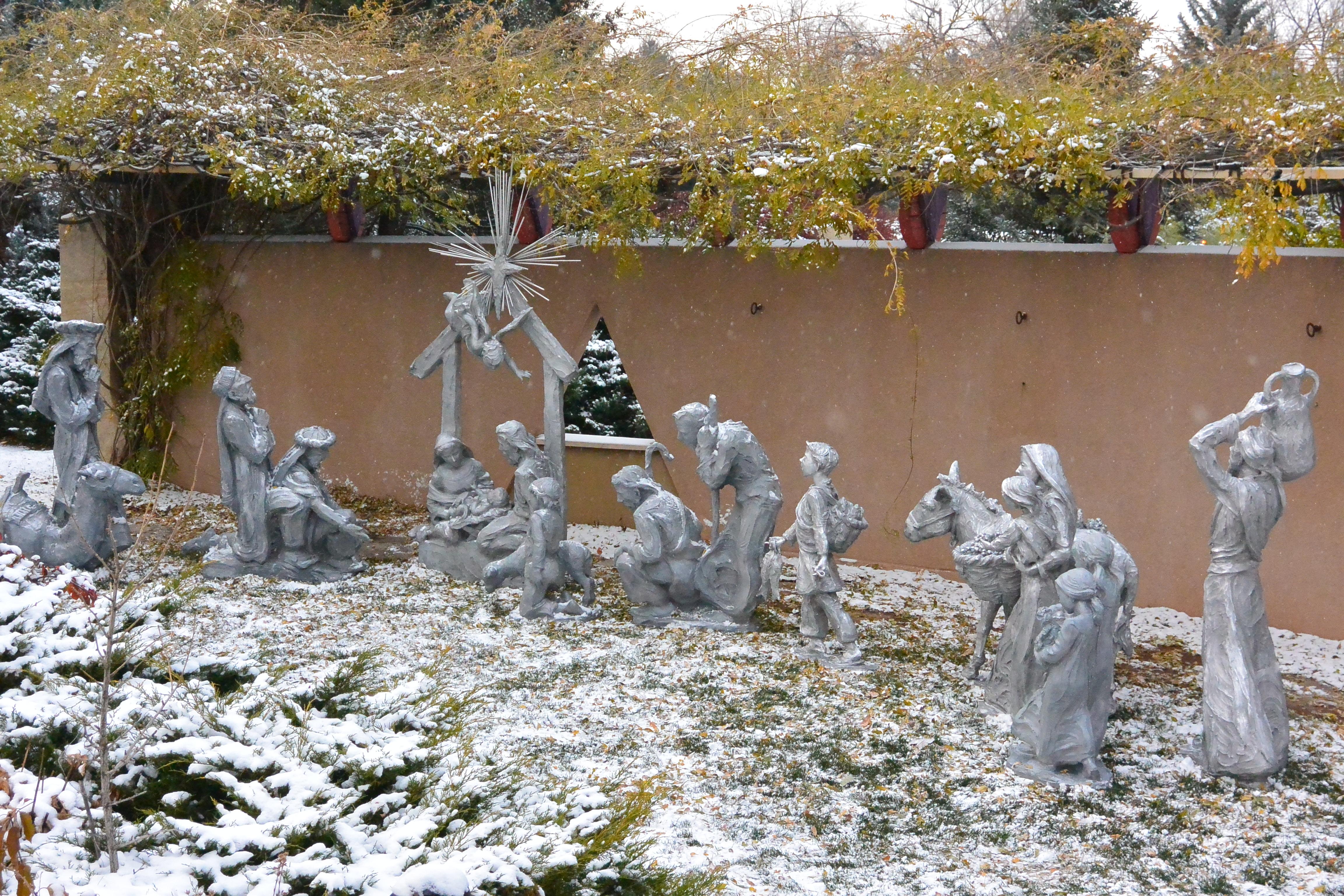 Il Presente (Presepe) alto 90 pollici in alluminio fuso in vendita 1