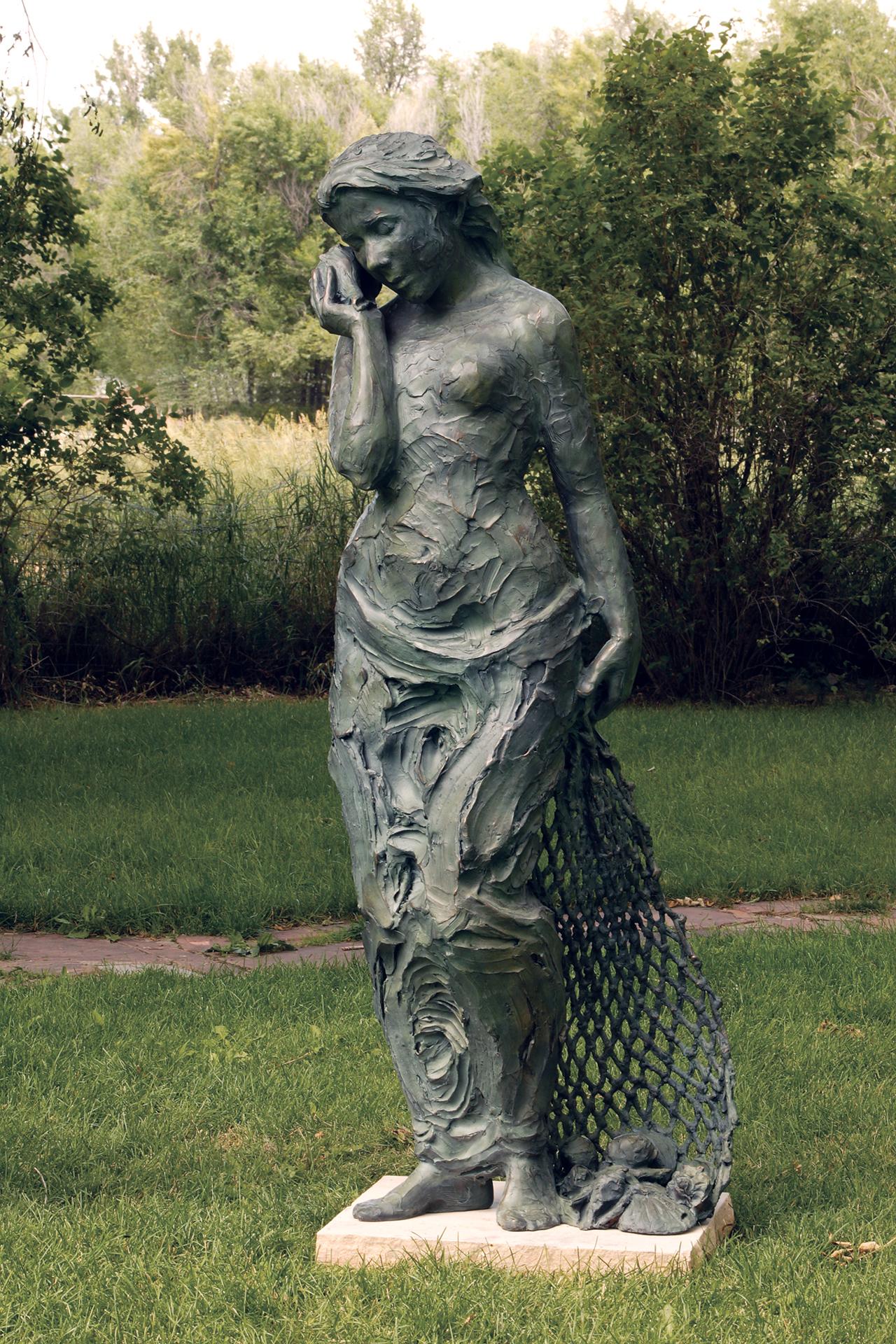 Wasser, 72" hochbronzefarben – Sculpture von Jane DeDecker