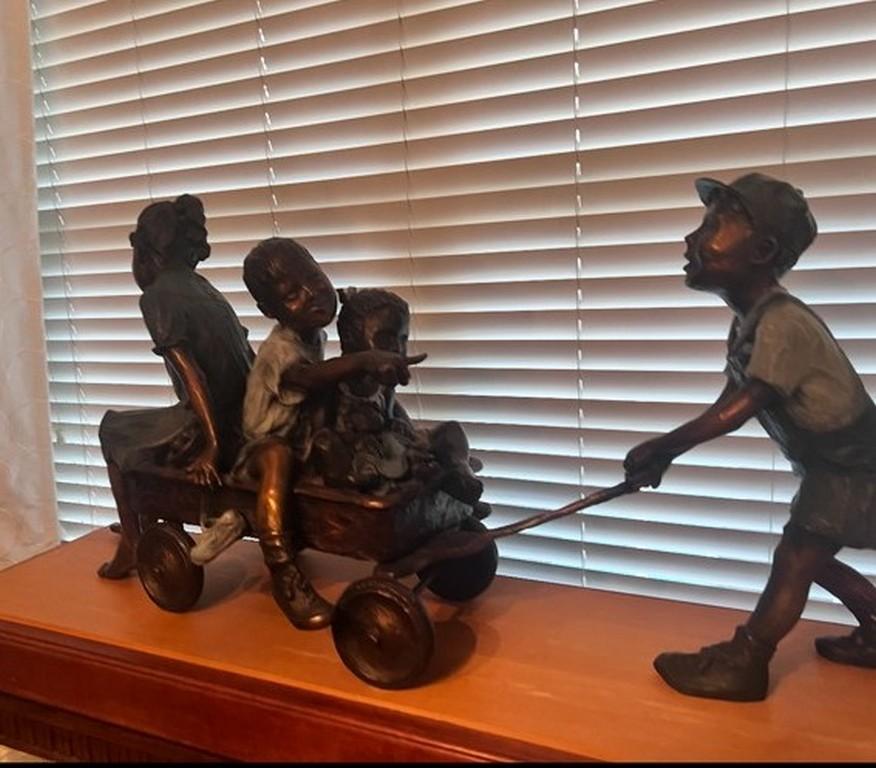 Grande scultura in bronzo dell'artista americana Jane DeDecker (nata nel 1961) intitolata 