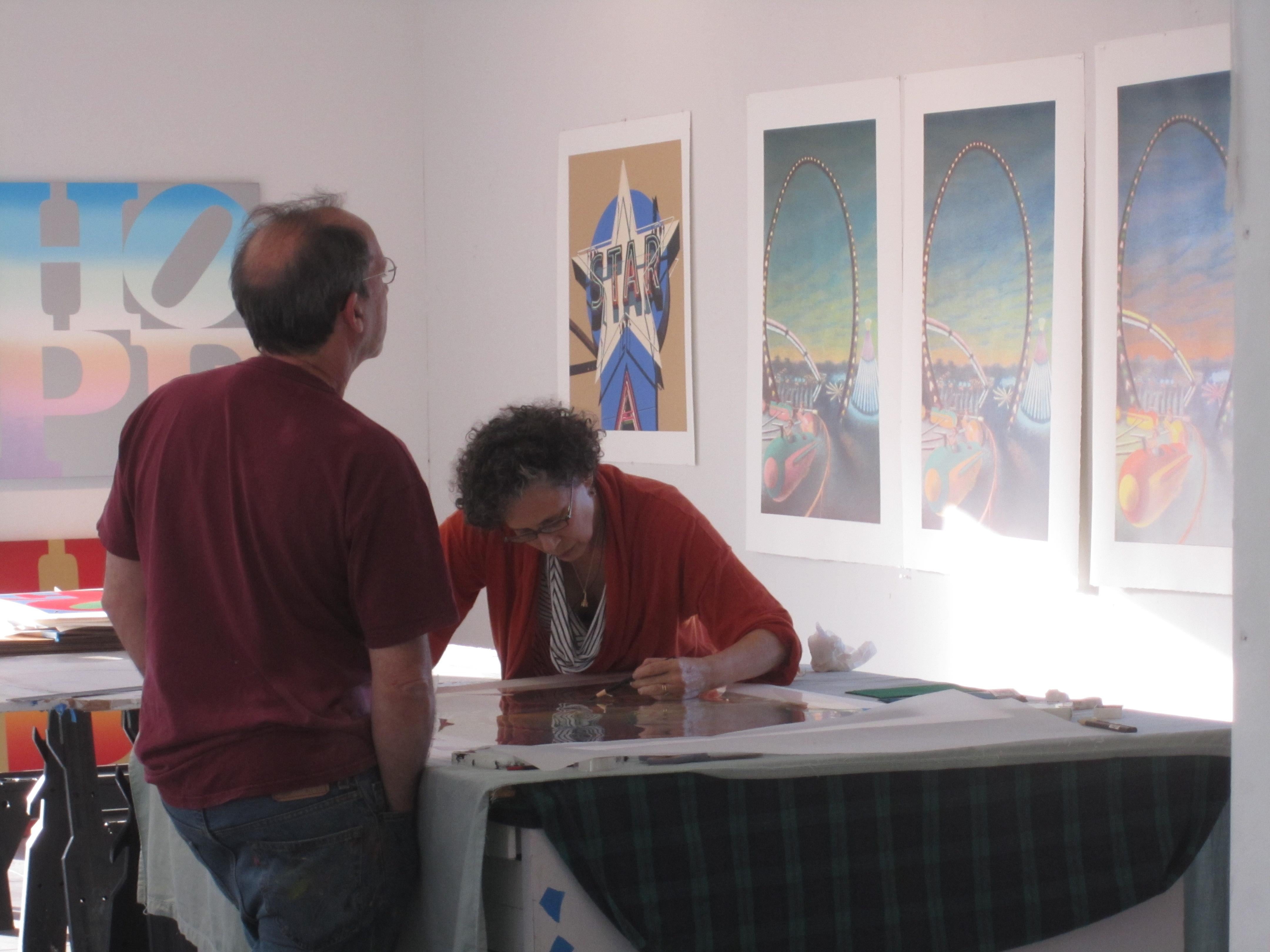 Jane Dickson stellt seit drei Jahrzehnten ihre Gemälde, Zeichnungen und Drucke in Museen und Galerien im In- und Ausland aus. Sie arbeitet häufig mit ungewöhnlichen Oberflächen wie Kunstrasen, Sandpapier, Vinyl und Teppich, um die impliziten