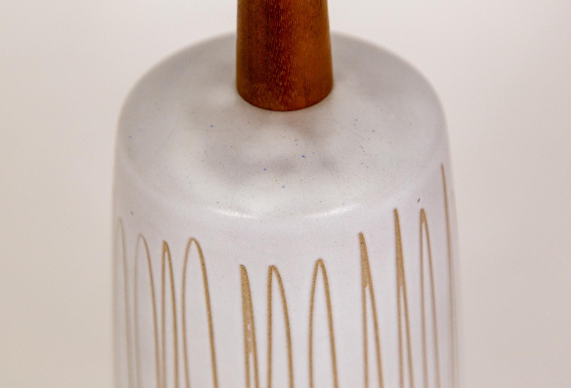 Mid-Century Modern Jane & Gorden Martz Scribbled White Ceramic Table Lamp For Sale