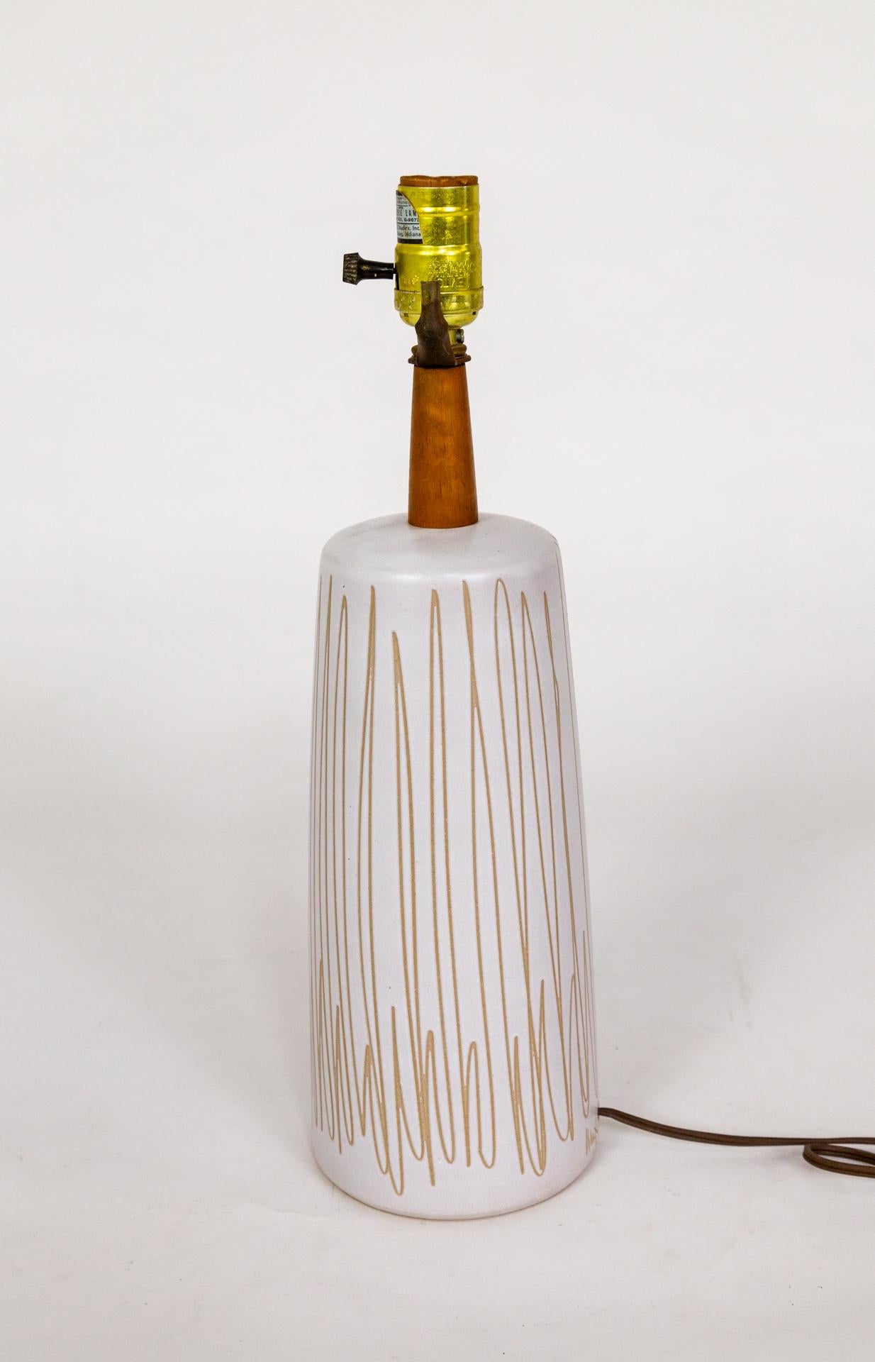 Mid-20th Century Jane & Gorden Martz Scribbled White Ceramic Table Lamp For Sale