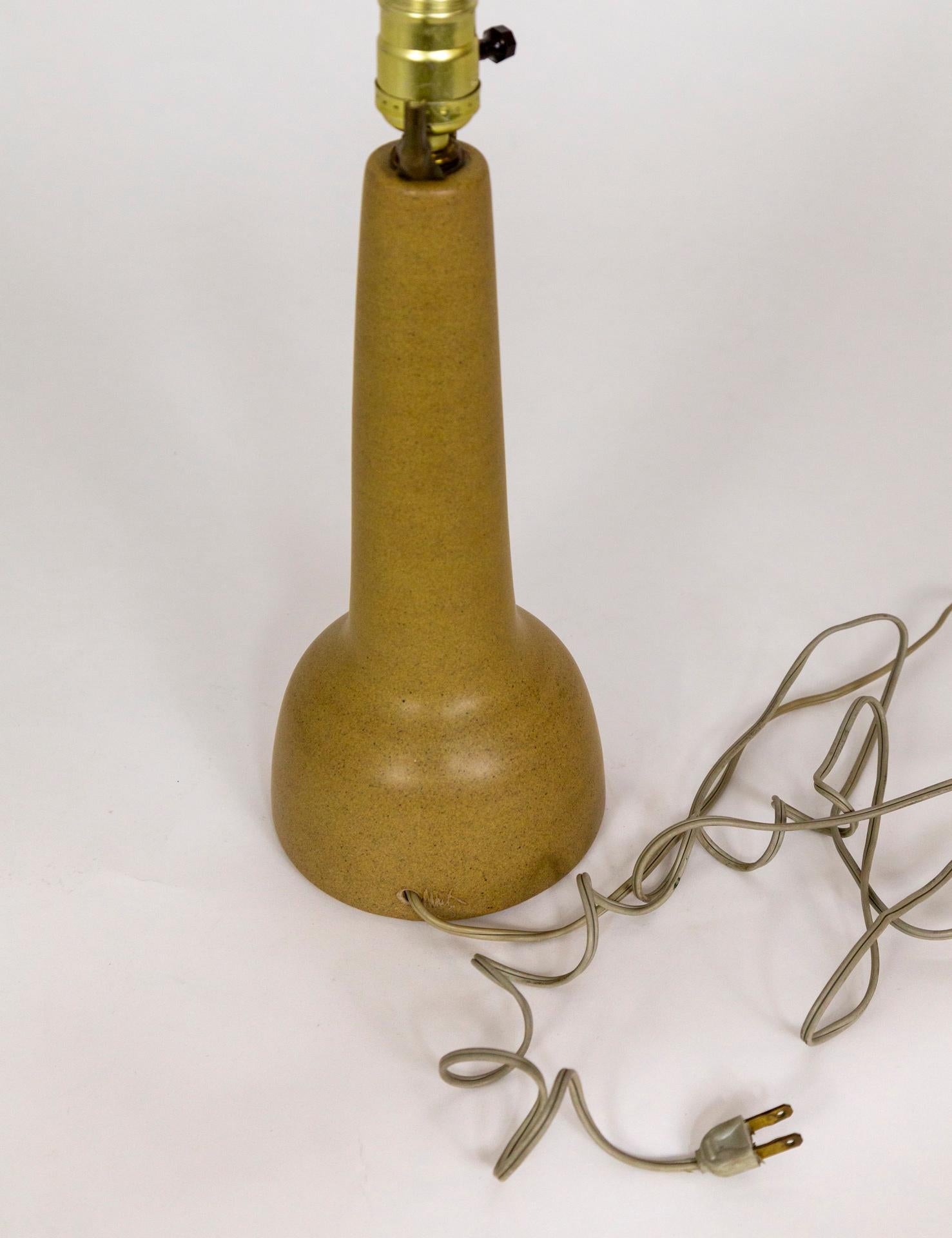 20ième siècle Jane & Gorden Martz - Lampe à poser en céramique beige en vente