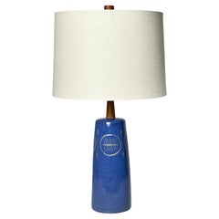 Lampada da tavolo in ceramica blu e noce con motivo inciso di Jane & Jane Martz 1960