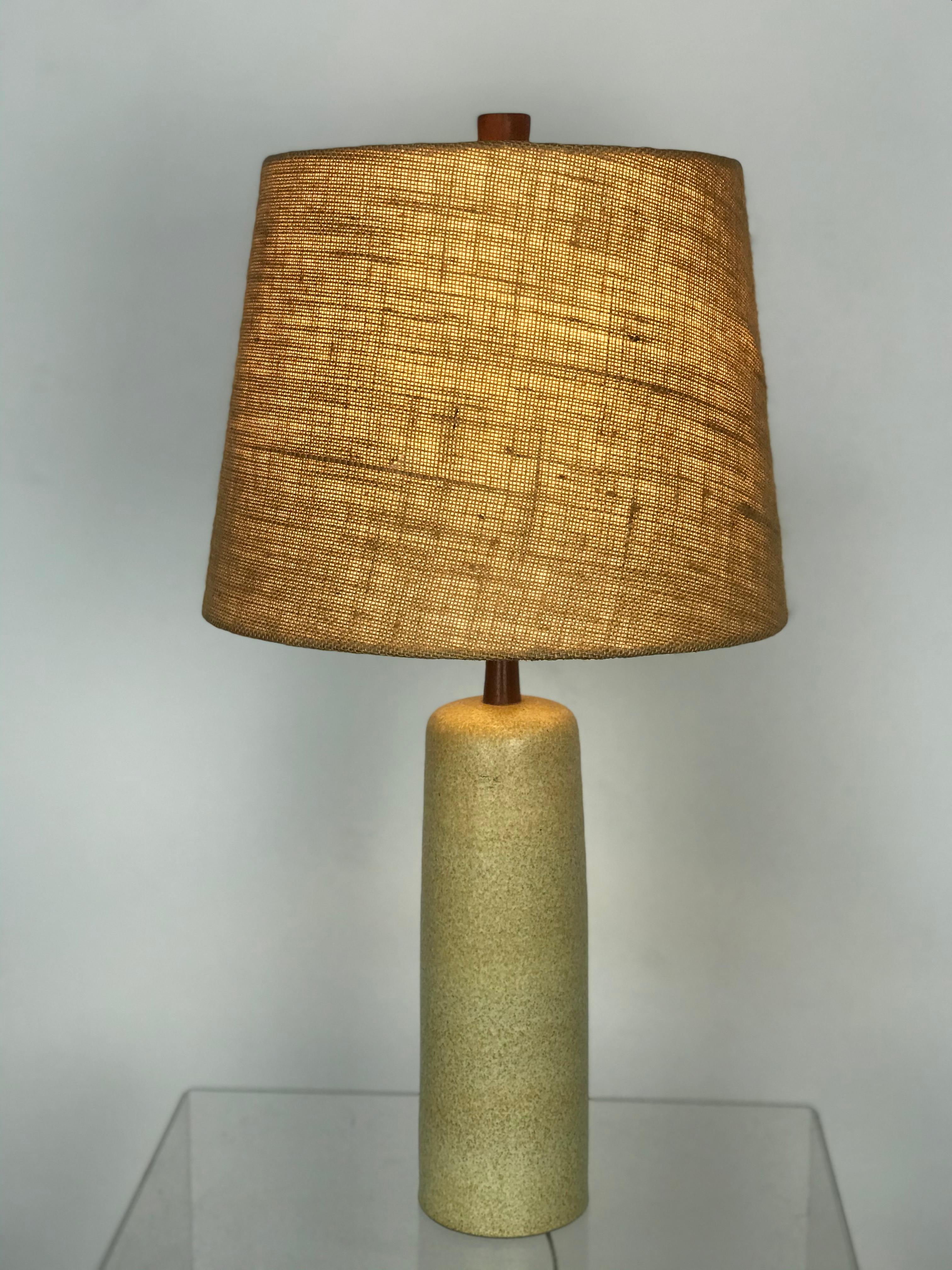 Very nice ceramic lamp by Jane & Gordon Martz for Marshall Studios, 1960s. Original wiring. Beautiful walnut stalk and finial. Small hardly noticeable abrasion to the top of base, see pictures.

Measures: 29.5