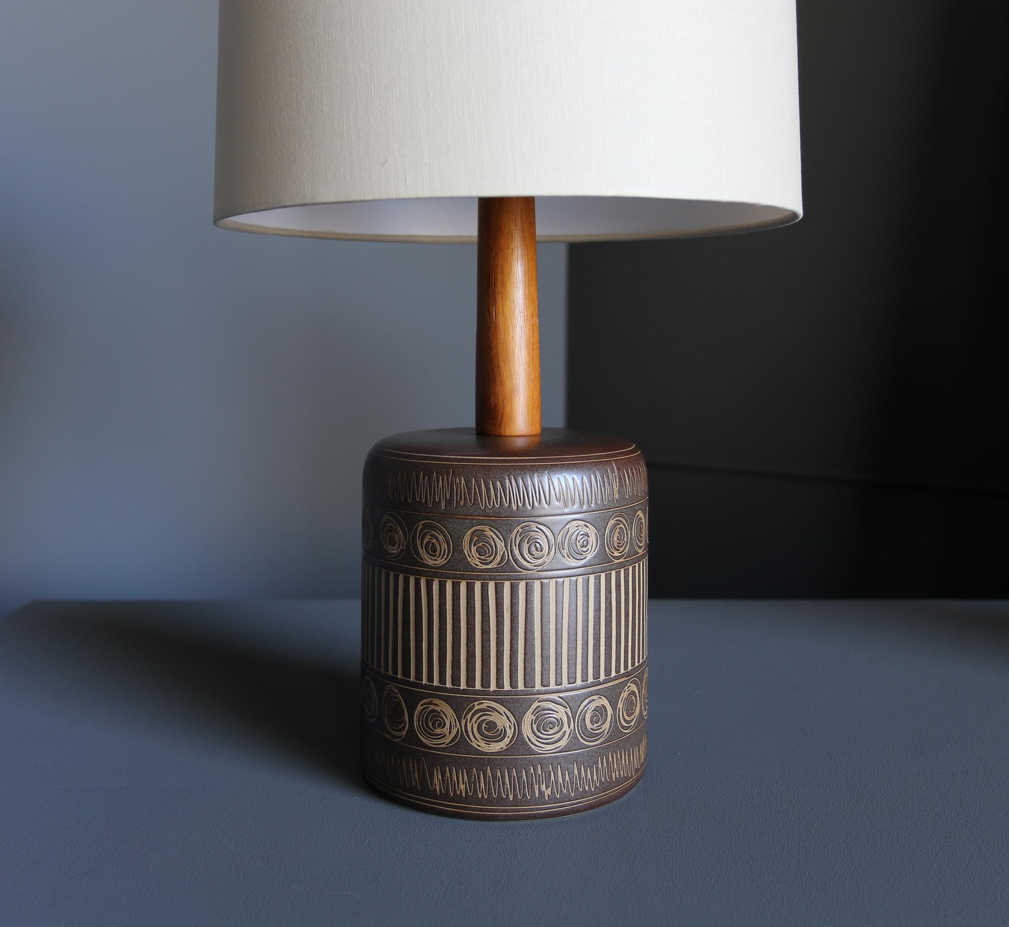 Jane & Gordon Martz Ceramic & Walnut Lamps for Marshall Studios, circa 1955 In Good Condition In Costa Mesa, CA