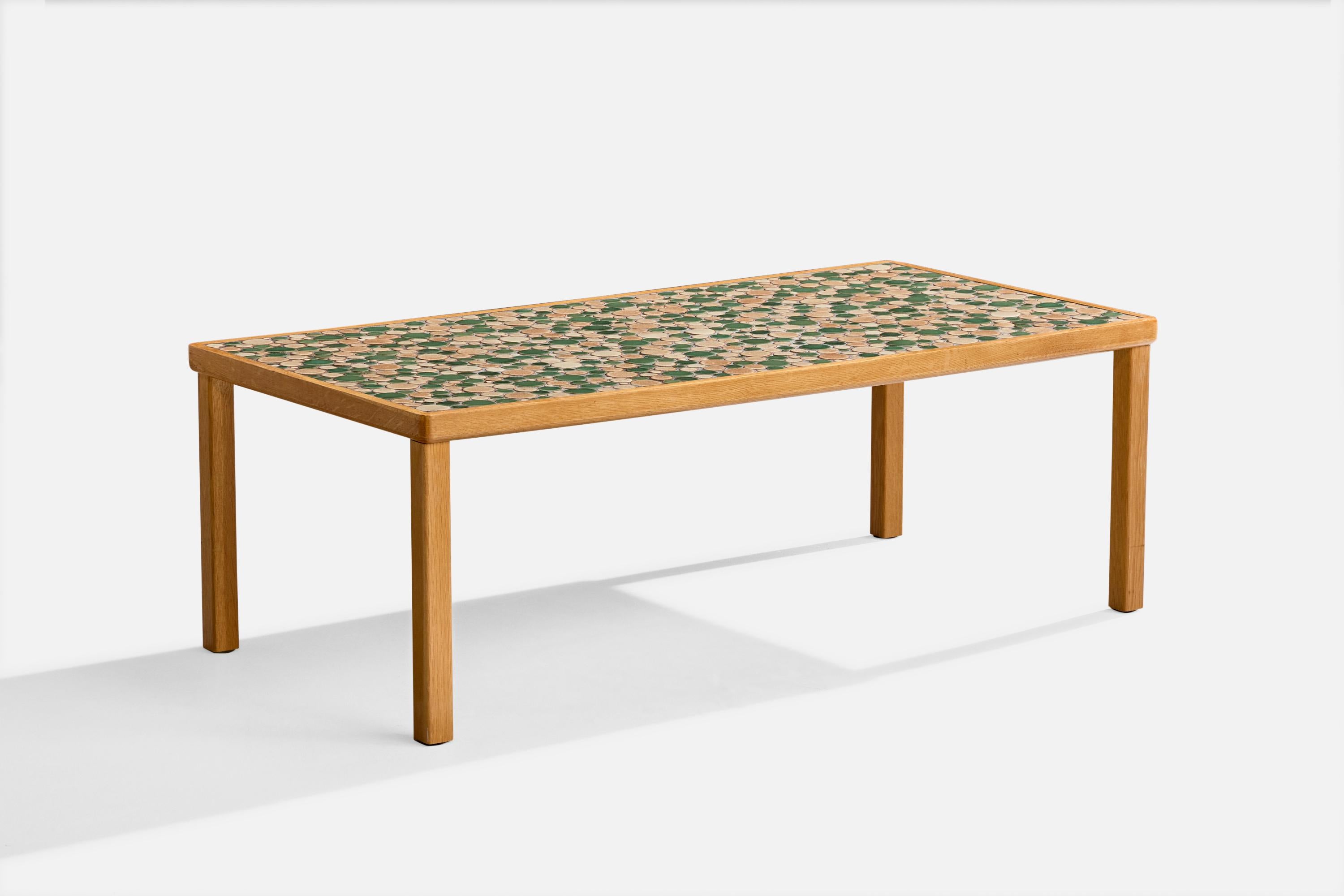 A walnut and green brown beige ceramic tile coffee table designed by Jane & Gordon Martz and produced by Marshall Studios, USA, c. 1960s.

Overall Dimensions (inches): 16.5