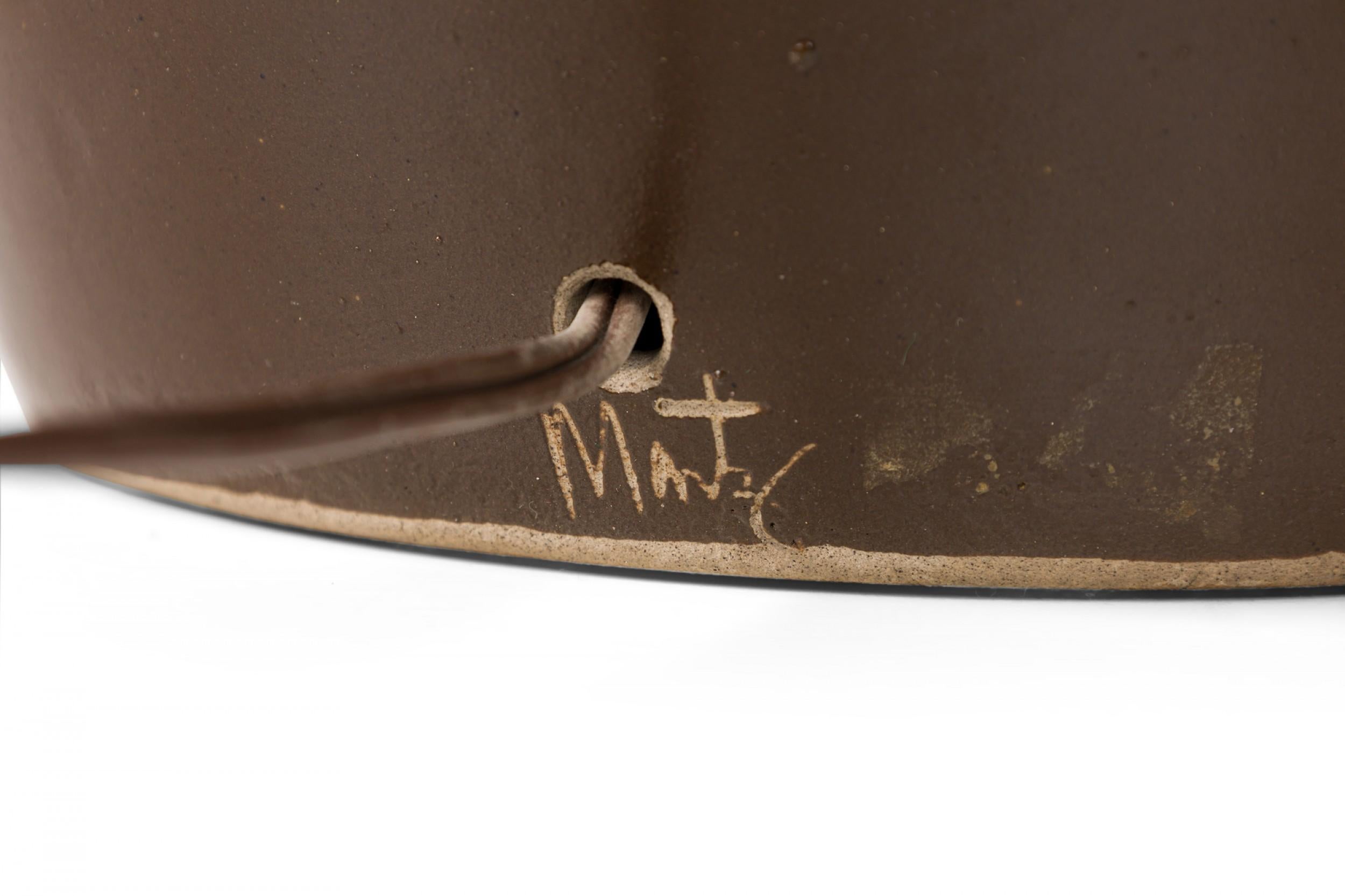 Amerikanische Steingut-Tischlampe (Modell #51-30) in Kugelform mit konischem Hals, der sich zu einem Stiel aus Nussbaumholz mit funktionsfähiger Messingfassung und Harfe verjüngt, glasiert in einem dunklen, matten Braun, auf einem abgeflachten Boden