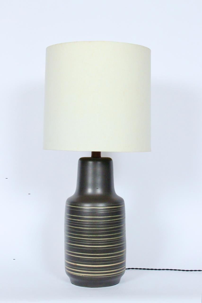 Jane & Gordon Martz for Marshall Studios Olive & Tan Incised Table Lamp For Sale 7