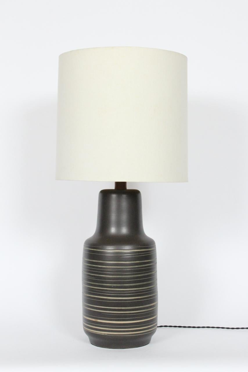 Mid-Century Modern Jane & Gordon Martz for Marshall Studios Olive & Tan Incised Table Lamp For Sale