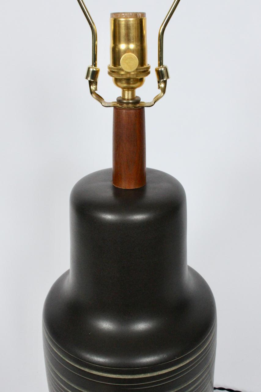 Mid-20th Century Jane & Gordon Martz for Marshall Studios Olive & Tan Incised Table Lamp For Sale