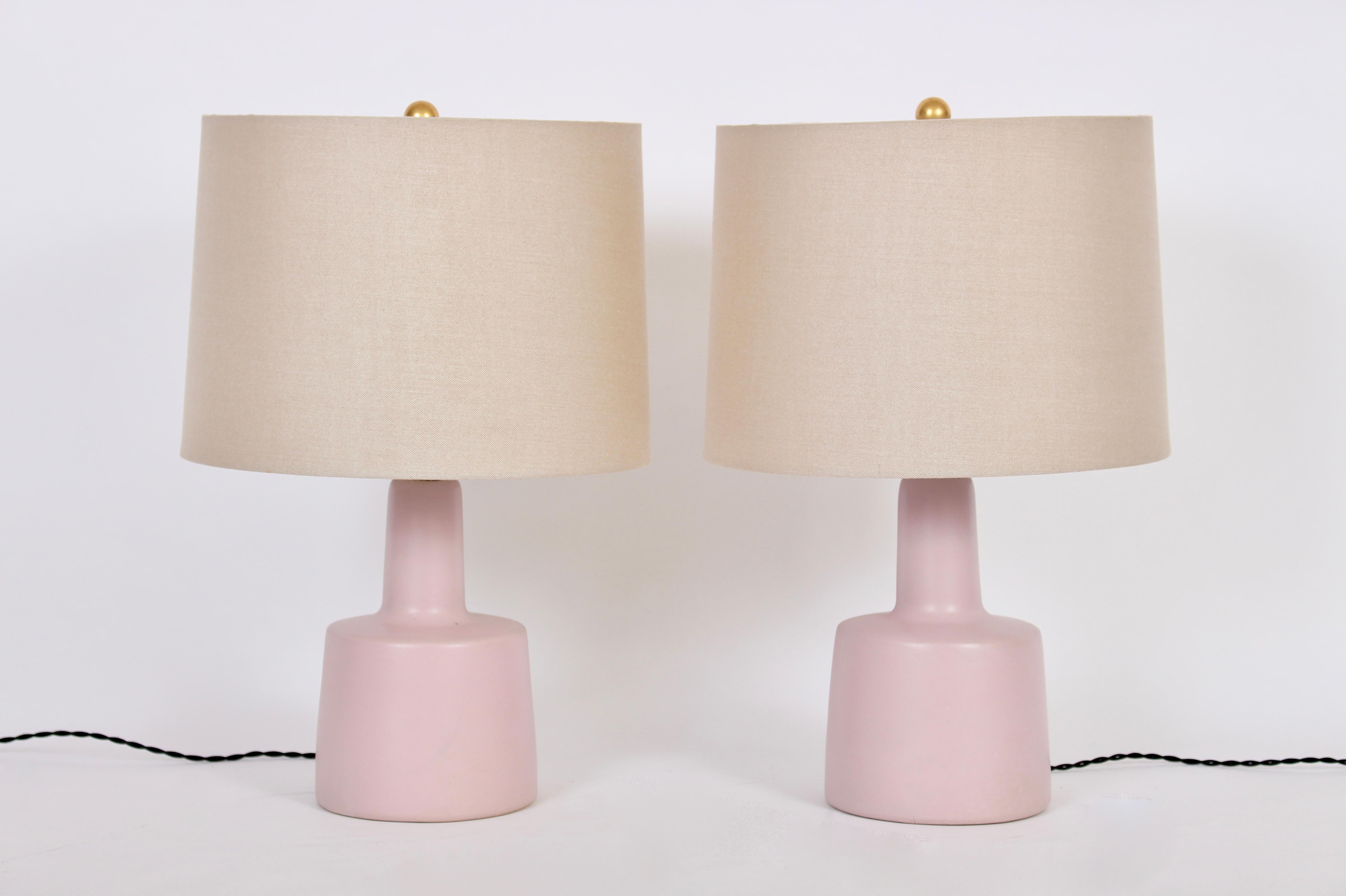 Mid-20th Century Jane & Gordon Martz for Marshall Studios Pair Dusty Rose Stoneware Bedside Lamps