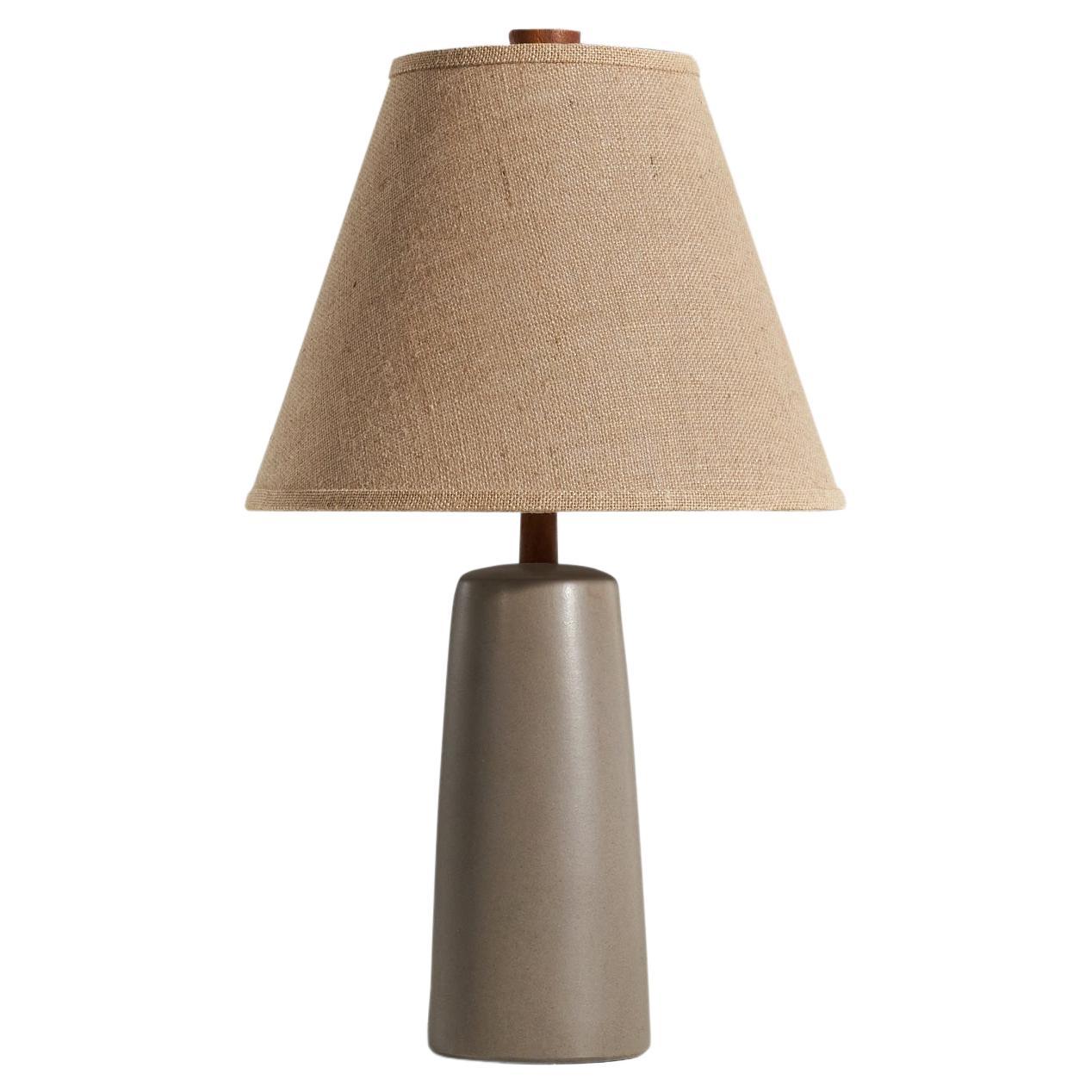 Jane & Gordon Martz, Lampada da tavolo grigia, ceramica, noce, Marshall Studios, anni '60