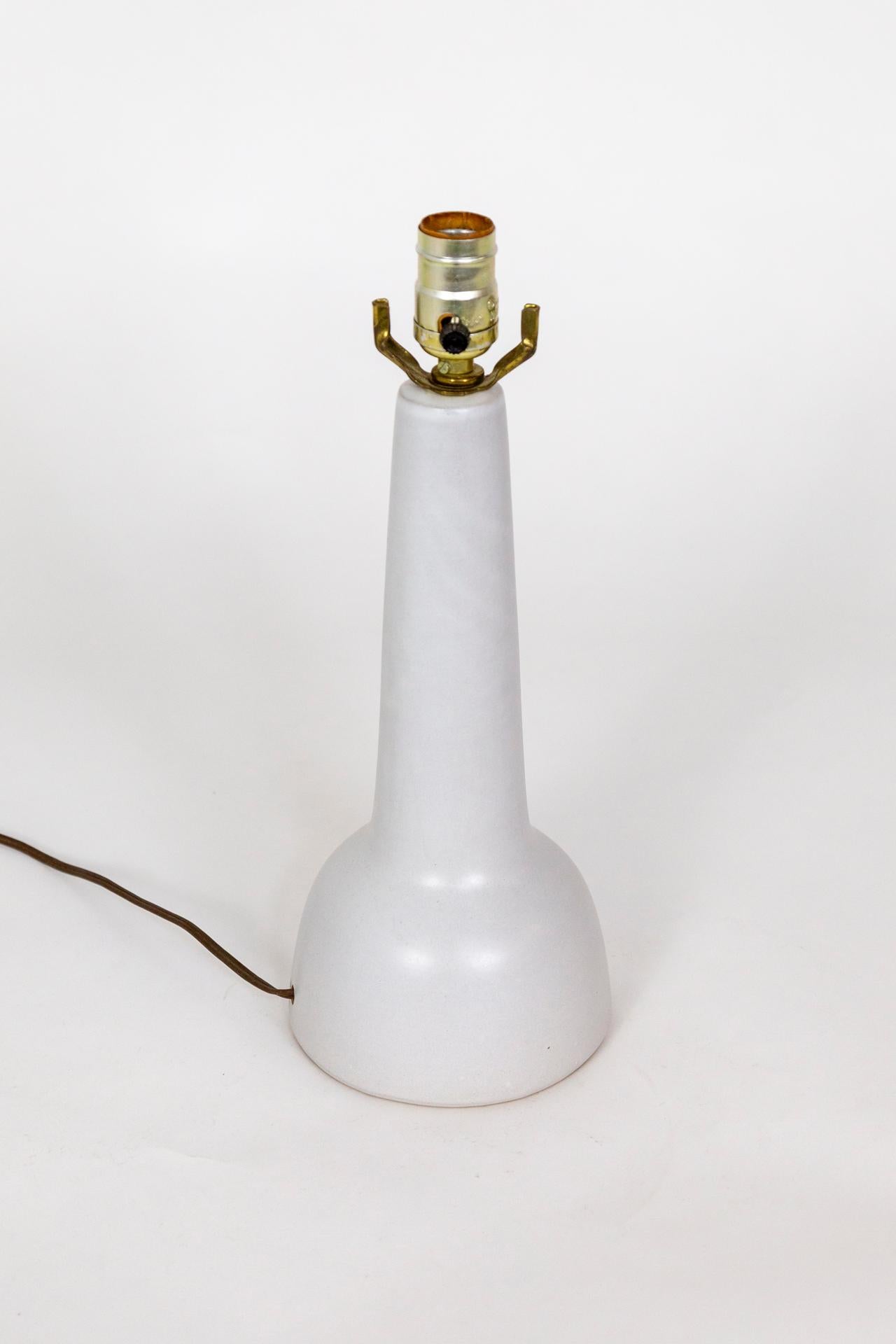 Lampe en céramique épurée, blanc ivoire, fabriquée par Marshall Studios et conçue par Jane et Gordon Martz, vers les années 1960. Signé au dos ; autocollant 