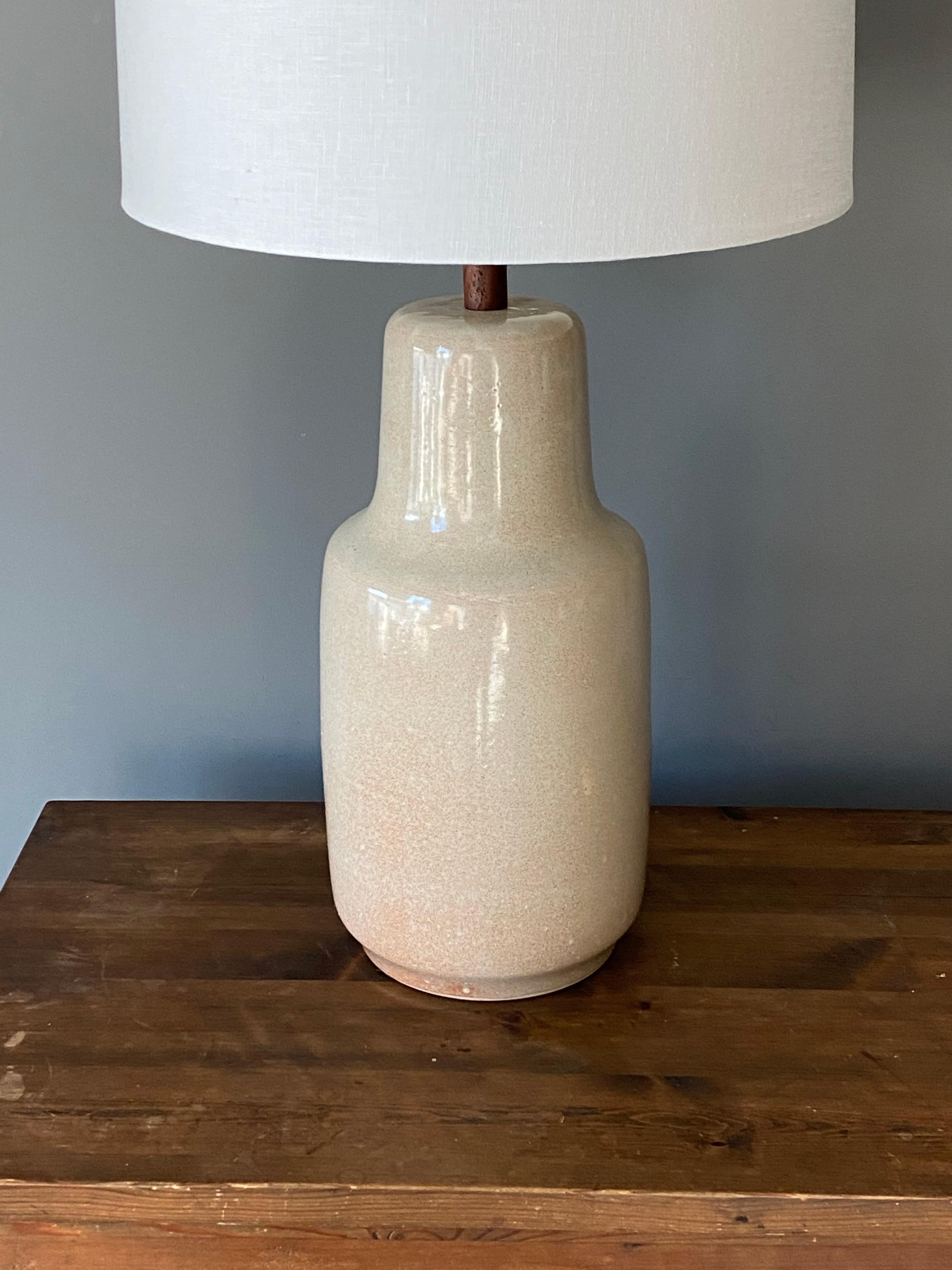 Mid-Century Modern Jane & Gordon Martz, Large Table Lamp, Ceramic, Walnut, Marshal Studios, 1950s