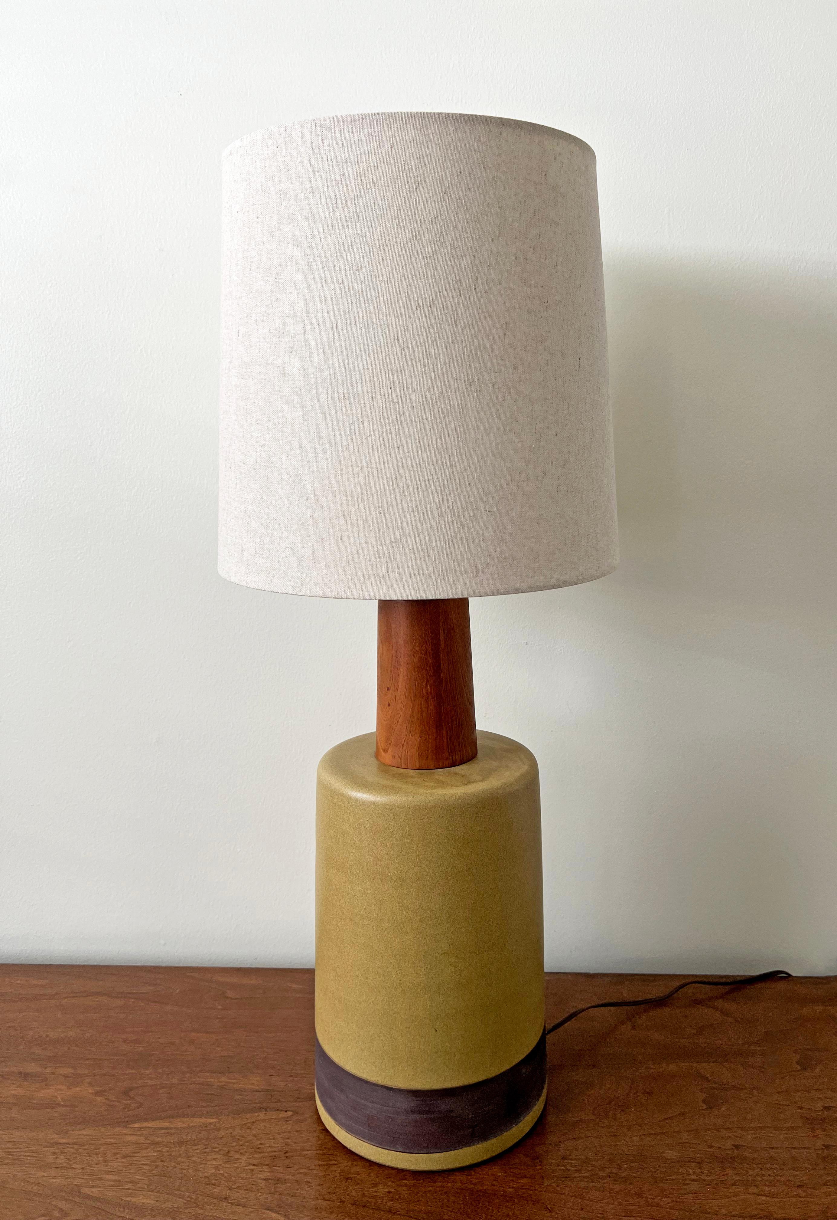 Nous vous proposons une grande lampe de table à glaçure mate mouchetée d'ocre vert/jaune, conçue par le duo mari et femme Jane & Gordon Martz. Produit par Marshall Studios, Indianapolis, 1960.

Vendu sans abat-jour. Les dimensions indiquées dans