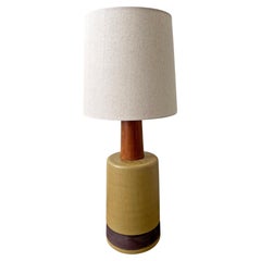 Jane & Gordon Martz, Lámpara de mesa grande, cerámica, nogal, Marshall Studios, años 60