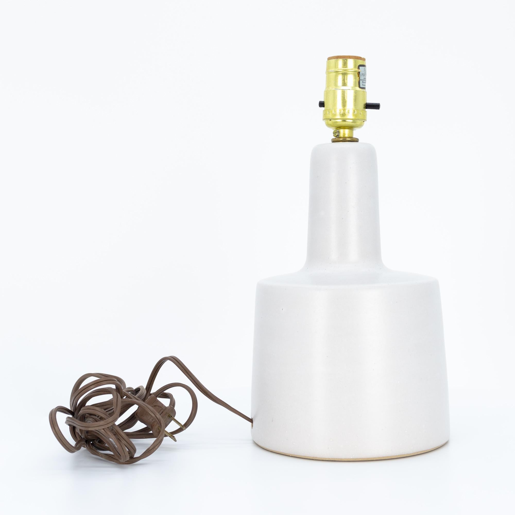 Jane & Gordon Martz Mid Century White Ceramic Lamp In Good Condition In Countryside, IL