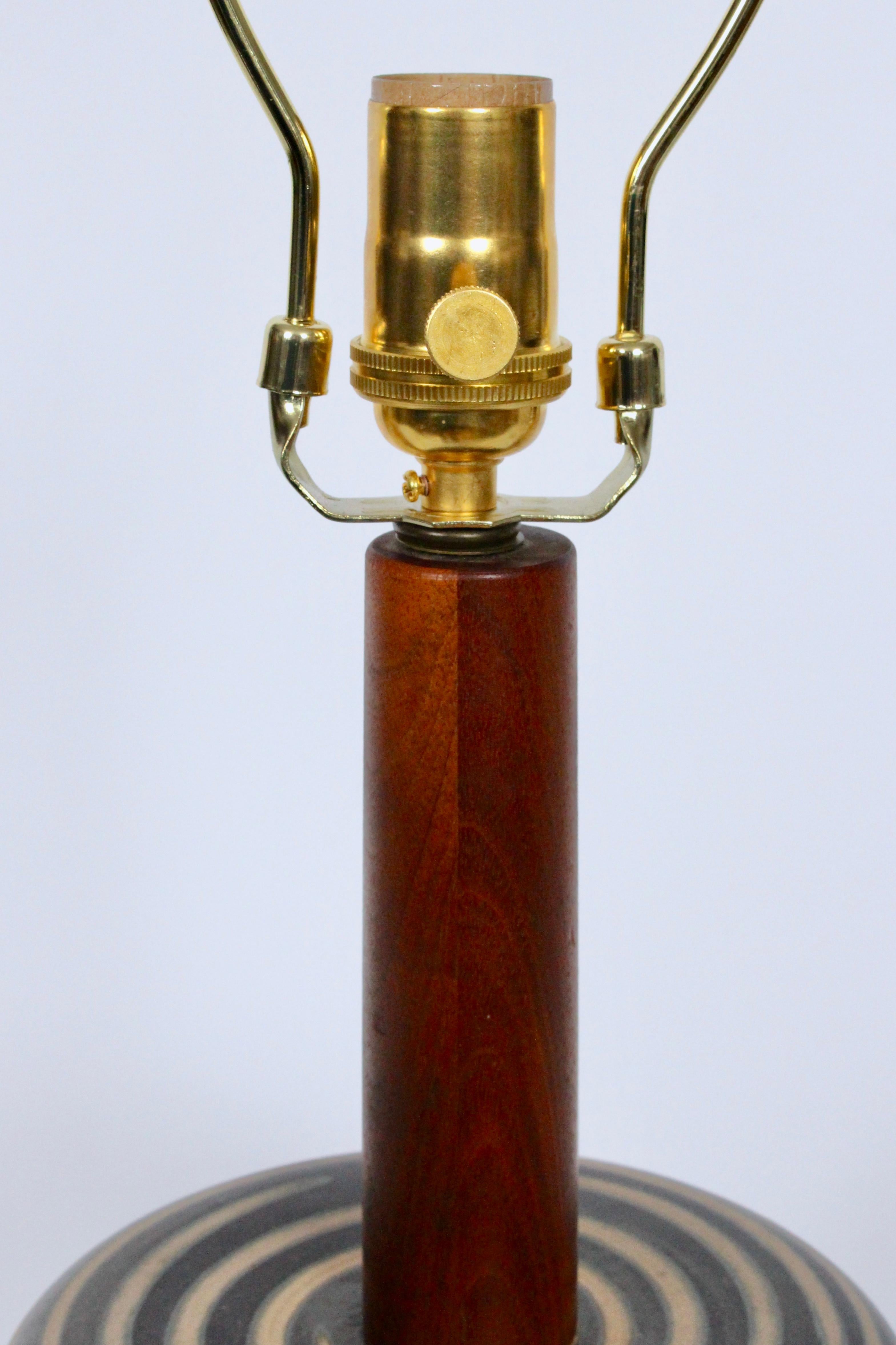 Tischlampe aus gebänderter Keramik von Jane & Gordon Martz in Oliv und Hellbraun im Angebot 2